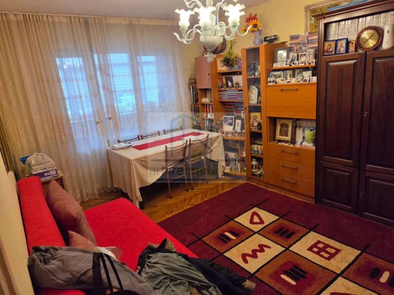 Apartament 3 camere spațios | 63 mp + balcon | bloc 1981 | Olteniței – - Agentia Arhireimobiliare va ofera spre vanzare , un apartament de 3 camere, bine compartimentat, situat la parterul unui bloc cu 4 etaje, construit în 1981. Suprafață utilă: 62,28 mp Balcon: 6,37 mp Suprafață totală: ≈ 68,65 mp Compartimentare: Living spațios și luminos 2 dormitoare confortabile Bucătărie separată Baie WC de serviciu Vestibul Debara și oficiu pentru depozitare Balcon generos Apartamentul necesită renovare totală, oferind oportunitatea de a fi amenajat complet după propriul gust și stil. Blocul este solid și urmează să fie reabilitat termic, aducând un plus de confort și valoare viitoare proprietății. Avantaje ale apartamentului Bloc solid construit în 1981 Compartimentare practică și spațioasă Balcon generos 6,37 mp Spații multiple de depozitare Acces facil (parter, fără scări) Ideal pentru renovare după propriul gust Potrivit pentru familie sau investiție Se accepta credit. Pretul de vanzare este de 100.700 Euro Usor Negociabil. Va asteptam la vizionare }}