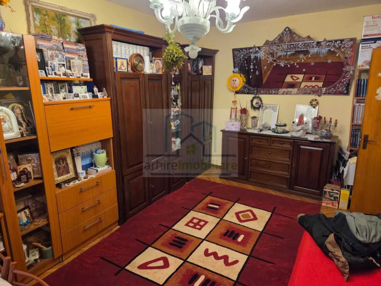 Apartament 3 camere spațios | 63 mp + balcon | bloc 1981 | Olteniței – - Agentia Arhireimobiliare va ofera spre vanzare , un apartament de 3 camere, bine compartimentat, situat la parterul unui bloc cu 4 etaje, construit în 1981. Suprafață utilă: 62,28 mp Balcon: 6,37 mp Suprafață totală: ≈ 68,65 mp Compartimentare: Living spațios și luminos 2 dormitoare confortabile Bucătărie separată Baie WC de serviciu Vestibul Debara și oficiu pentru depozitare Balcon generos Apartamentul necesită renovare totală, oferind oportunitatea de a fi amenajat complet după propriul gust și stil. Blocul este solid și urmează să fie reabilitat termic, aducând un plus de confort și valoare viitoare proprietății. Avantaje ale apartamentului Bloc solid construit în 1981 Compartimentare practică și spațioasă Balcon generos 6,37 mp Spații multiple de depozitare Acces facil (parter, fără scări) Ideal pentru renovare după propriul gust Potrivit pentru familie sau investiție Se accepta credit. Pretul de vanzare este de 100.700 Euro Usor Negociabil. Va asteptam la vizionare }}