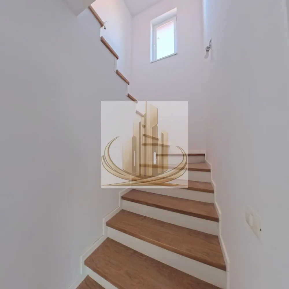 Duplex Premium în Dumbrăvița – Spațiu, Confort și Flexibilitate - Nu toate casele ajung să fie „acasă”. Iar unele proprietăți nu rămân disponibile prea mult timp. Acest duplex din Dumbrăvița este genul de locuință care îți oferă exact echilibrul dintre spațiu, confort și poziționare excelentă. Detalii principale: Construcție tip duplex, amplasată într-o zonă foarte bună Camere mari, bine compartimentate 5 camere | 3 băi Living open-space cu posibilitate de închidere Terasă și curte proprie Încălzire în pardoseală Compartimentare: Parter: Bucătărie open-space + living (se poate închide) Birou sau dormitor foarte spațios Baie cu duș Cameră tehnică + spațiu depozitare Terasă Garaj cu acces din stradă și din grădină (acces auto în curte) Etaj: 3 dormitoare Dormitor matrimonial cu baie proprie și balcon 2 dormitoare secundare 1 baie Extra: Acces pod izolat (spațiu suplimentar) Dotări și construcție: Cărămidă de 25 cm + izolație polistiren 10 cm EPS100 Ușă intrare din aluminiu Termostate smart în fiecare cameră Pregătit pentru sistem de alarmă și camere video Pregătit pentru aer condiționat și panouri solare (instalații trase) Avantajul tău: Finisajele pot fi alese de tine, astfel încât locuința să reflecte exact stilul și preferințele tale. Aceasta este o proprietate completă, gândită pentru o familie care își dorește spațiu, funcționalitate și o zonă premium. Pentru detalii și vizionare: Grand Mobilis Imobiliare }}