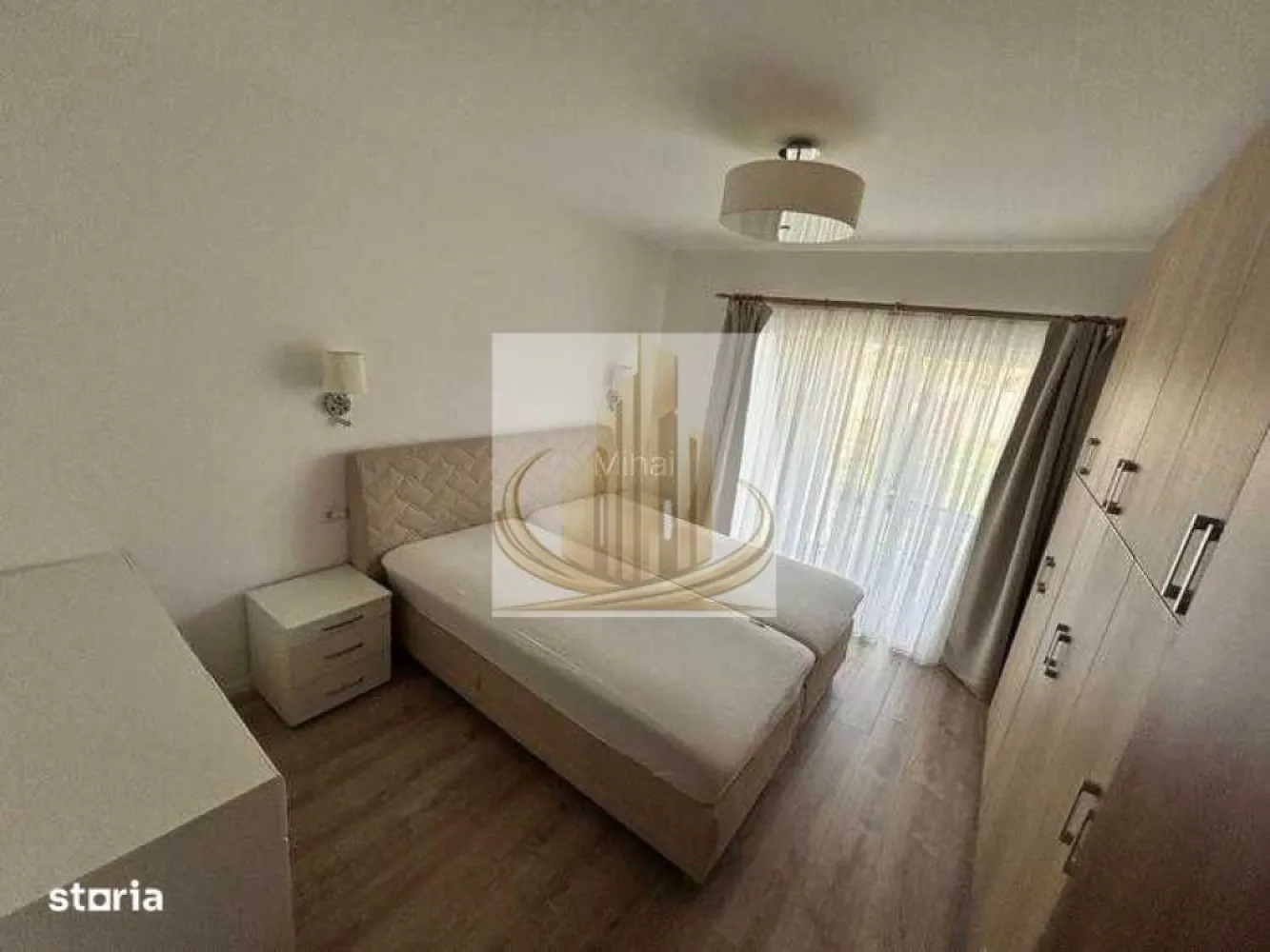 Apartament 2 camere si curte proprie Kaulfand Dumbravita - Grand Mobilis Imobiliare vă propune spre vânzare un apartament cu 2 camere, situat la parterul unui imobil cu regim redus de înălțime (P+2E), construit în anul 2018, amplasat într-o zonă foarte bună și liniștită. Proprietatea are o suprafață utilă de 53,38 mp și beneficiază de terasă și curte proprie, oferind un plus de confort și intimitate. Compartimentare: Living Bucătărie Dormitor Baie Terasă Apartamentul se vinde complet mobilat și utilat, exact ca în fotografii, fiind pregătit pentru mutare imediată. Avantaje și beneficii: Curte proprie, ideală pentru relaxare 2 locuri de parcare Terasă Imobil construit în 2018 Stradă asfaltată Localizarea este excelentă, având în proximitate numeroase facilități: Kaufland, McDonald’s, Mega Image, farmacii, restaurante și cafenele, cu acces facil către oraș. Proprietatea este ideală pentru o familie cu copil, care se poate bucura de spațiul exterior în siguranță, dar și pentru un cuplu iubitor de animale, oferind posibilitatea de a ține un cățel în curte sau de a-i oferi libertate într-un spațiu propriu. Această proprietate reprezintă o oportunitate excelentă atât pentru locuit, cât și pentru investiție. Pentru mai multe detalii sau programarea unei vizionări, echipa Grand Mobilis Imobiliare vă stă la dispoziție. ID Intern: CP3022586 }}