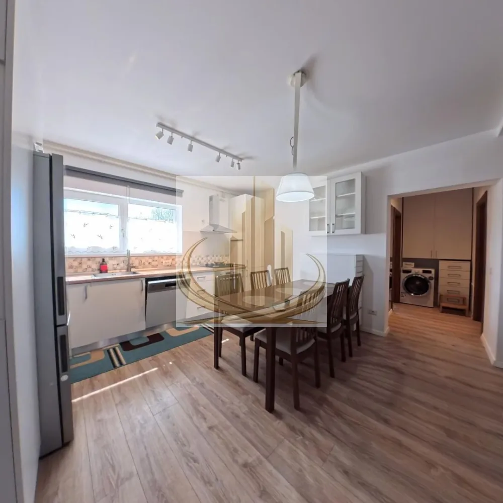 Apartament 2 camere si curte proprie Kaulfand Dumbravita - Grand Mobilis Imobiliare vă propune spre vânzare un apartament cu 2 camere, situat la parterul unui imobil cu regim redus de înălțime (P+2E), construit în anul 2018, amplasat într-o zonă foarte bună și liniștită. Proprietatea are o suprafață utilă de 53,38 mp și beneficiază de terasă și curte proprie, oferind un plus de confort și intimitate. Compartimentare: Living Bucătărie Dormitor Baie Terasă Apartamentul se vinde complet mobilat și utilat, exact ca în fotografii, fiind pregătit pentru mutare imediată. Avantaje și beneficii: Curte proprie, ideală pentru relaxare 2 locuri de parcare Terasă Imobil construit în 2018 Stradă asfaltată Localizarea este excelentă, având în proximitate numeroase facilități: Kaufland, McDonald’s, Mega Image, farmacii, restaurante și cafenele, cu acces facil către oraș. Proprietatea este ideală pentru o familie cu copil, care se poate bucura de spațiul exterior în siguranță, dar și pentru un cuplu iubitor de animale, oferind posibilitatea de a ține un cățel în curte sau de a-i oferi libertate într-un spațiu propriu. Această proprietate reprezintă o oportunitate excelentă atât pentru locuit, cât și pentru investiție. Pentru mai multe detalii sau programarea unei vizionări, echipa Grand Mobilis Imobiliare vă stă la dispoziție. ID Intern: CP3022586 }}