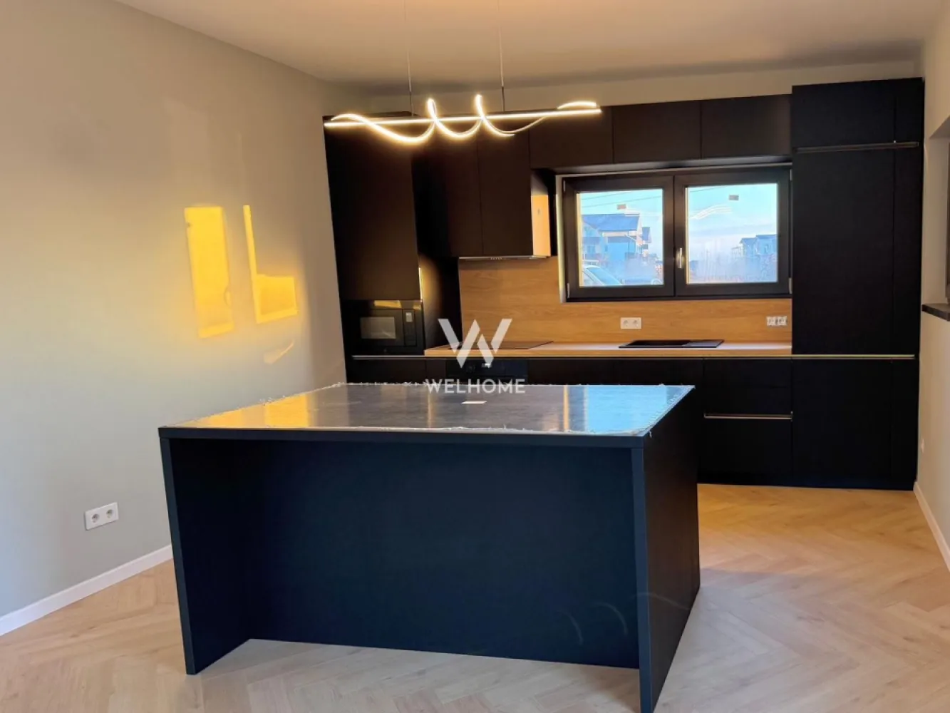 Apartament cu gradina de 200mp, Calea Cisnadiei, Sibiu - - COMISION ZERO la cumparator Apartament foarte spatios in suprafata de 115mp + curte de 200mp. Este complet finisat LA CHEIE, cu mobila de bucatarie si electrocasniele incluse (conform fotografii) Compartimentare: Hol, living cu bucatarie, trei dormitoare dintre care unul cu baie proprie, di unul cu baie proprie si dressing. Acces auto cu poarta automatizata Sistem videointerfon Automatizare incalzire pardoseala cu termostat pt fiecare incapere 3 bai complet finisate / mobilate Centrala Bosch Curtea beneficiaza e intimitate, apartamentul este situat la parter intr-un bloc cu regim de inaltime scazut, P+2 Pret: 204.000€ + TVA Cash sau credit ipotecar Proiect nou si exclusivist, cu doar 4 apartamente de 2, 3 și 4 camere, concepute pentru confortul și stilul tău de viață. Puncte forte: Izolație cu vată bazaltică de 10 cm pentru confort termic maxim Balustrade din sticlă securizată pentru un design modern și siguranță Supraveghere video non-stop pentru siguranța ta și a familiei tale Încălzire în pardoseală – confortul suprem în fiecare cameră Geamuri premium cu 3 foi de sticlă + 3 garnituri pentru izolare fonică și termică excelentă Centrală termică Bosch în condensare, eficientă și economică Iluminat exterior pentru un ambient plăcut și sigur Balcoane și terase hidroizolate pentru durabilitate și protecție în timp Finisaje de înaltă calitate, care aduc un plus de eleganță fiecărui detaliu }}