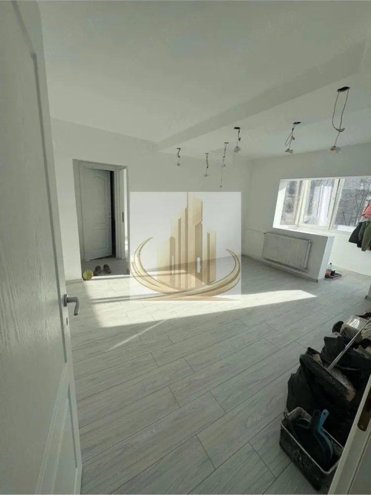 Apartament 2 camere+balcon, Girocului, ideal pentru investitie - Grandis Imobiliare vă propune spre vânzare un apartament cu 2 camere semidecomandat, situat la etajul 2, într-o zonă foarte bună și bine conectată. Apartamentul are o suprafață utilă de 46 mp și este compartimentat eficient astfel: Hol de intrare Bucătărie închisă Living cu balcon Hol Baie Dormitor Proprietatea a fost renovată aproape integral, oferind un confort sporit viitorilor proprietari: Instalație electrică complet refăcută Ușă metalică la intrare Geamuri termopan Parchet laminat Uși interioare noi (Mențiune: gresia și faianța din baie nu au fost schimbate) Localizarea oferă multiple avantaje, având în proximitate puncte de interes precum magazine, parc recent amenajat, școală și mijloace de transport în comun, toate la distanțe de câteva minute de mers pe jos. De asemenea, poziționarea este extrem de atractivă din punct de vedere investițional, fiind aproape de Spitalul Județean si de Complexul Studentesc, ceea ce face ca apartamentul să aibă un potențial ridicat de închiriere, atât pentru studenți, cât și pentru medici rezidenți. Proprietatea este ideală atât pentru o familie sau un cuplu, cât și pentru investiție sigură pe termen lung. Pentru mai multe detalii sau programarea unei vizionări, echipa Grandis Imobiliare vă stă la dispoziție. ID Intern: CP3022832 }}