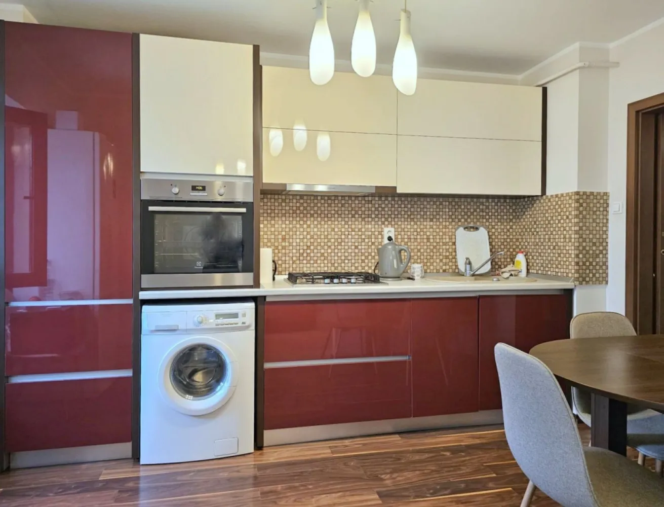 De inchiriat - 2 camere, zona centrala - biserica Sf. Precista - Descoperă confortul și eleganța într-un apartament de 2 camere, situat în inima orașului, aproape de tot ce ai nevoie! Imobilul, amplasat în zona centrală, lângă biserica Sf. Precista și „Elice”, se află la etajul 1 al unui bloc cu 4 etaje, construit în 1987. Cu o suprafață generoasă de 60 mp, apartamentul oferă o compartimentare inteligentă și luminoasă, completată de un balcon confortabil la dormitor și geam la baie, pentru un plus de intimitate și aerisire. Beneficiind de centrală termică, aer condiționat, este mobilat și utilat complet, gata să devină căminul ideal pentru tine. Zona este extrem de avantajoasă: acces rapid la Faleză – doar 5 minute de plimbare – și aproape de centrul vechi, pentru a te bucura de viața vibrantă a orașului. Oferta noastră este valabilă pentru închirieri pe termen lung, cu un contract minim de 12 luni, la prețul de 550 euro/lună. entru închirieri de cel puțin 6 luni, chiria este de 600 euro/lună. Pentru vizionări și mai multe detalii, sunati la numărul 0746.252.252, Liliana Ene, consilier imobiliar Mag Invest, Această ofertă exclusivă este disponibilă doar prin agenția noastră. Nu rata șansa de a-ți găsi noul cămin într-o zonă de top! }}