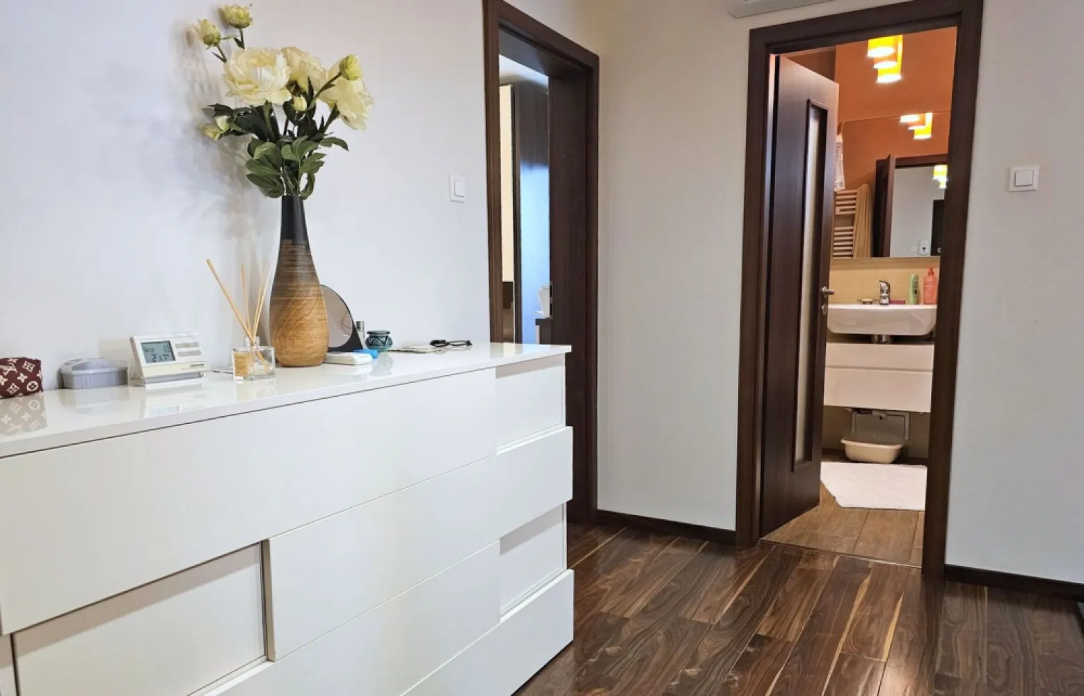 De inchiriat - 2 camere, zona centrala - biserica Sf. Precista - Descoperă confortul și eleganța într-un apartament de 2 camere, situat în inima orașului, aproape de tot ce ai nevoie! Imobilul, amplasat în zona centrală, lângă biserica Sf. Precista și „Elice”, se află la etajul 1 al unui bloc cu 4 etaje, construit în 1987. Cu o suprafață generoasă de 60 mp, apartamentul oferă o compartimentare inteligentă și luminoasă, completată de un balcon confortabil la dormitor și geam la baie, pentru un plus de intimitate și aerisire. Beneficiind de centrală termică, aer condiționat, este mobilat și utilat complet, gata să devină căminul ideal pentru tine. Zona este extrem de avantajoasă: acces rapid la Faleză – doar 5 minute de plimbare – și aproape de centrul vechi, pentru a te bucura de viața vibrantă a orașului. Oferta noastră este valabilă pentru închirieri pe termen lung, cu un contract minim de 12 luni, la prețul de 550 euro/lună. entru închirieri de cel puțin 6 luni, chiria este de 600 euro/lună. Pentru vizionări și mai multe detalii, sunati la numărul 0746.252.252, Liliana Ene, consilier imobiliar Mag Invest, Această ofertă exclusivă este disponibilă doar prin agenția noastră. Nu rata șansa de a-ți găsi noul cămin într-o zonă de top! }}