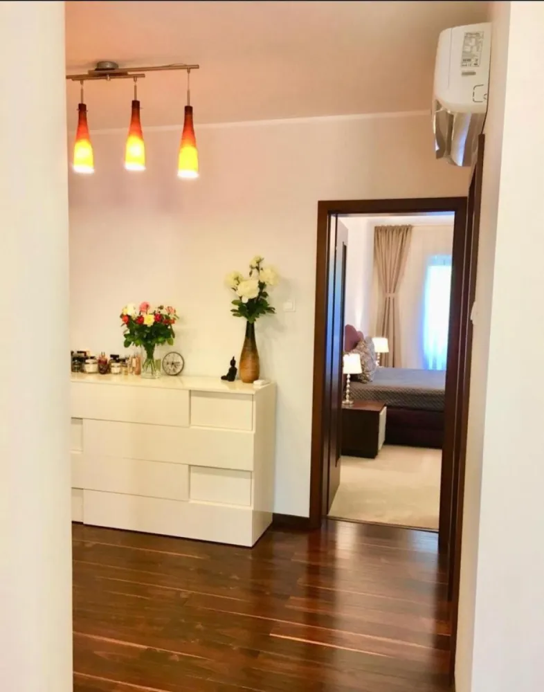 De inchiriat - 2 camere, zona centrala - biserica Sf. Precista - Descoperă confortul și eleganța într-un apartament de 2 camere, situat în inima orașului, aproape de tot ce ai nevoie! Imobilul, amplasat în zona centrală, lângă biserica Sf. Precista și „Elice”, se află la etajul 1 al unui bloc cu 4 etaje, construit în 1987. Cu o suprafață generoasă de 60 mp, apartamentul oferă o compartimentare inteligentă și luminoasă, completată de un balcon confortabil la dormitor și geam la baie, pentru un plus de intimitate și aerisire. Beneficiind de centrală termică, aer condiționat, este mobilat și utilat complet, gata să devină căminul ideal pentru tine. Zona este extrem de avantajoasă: acces rapid la Faleză – doar 5 minute de plimbare – și aproape de centrul vechi, pentru a te bucura de viața vibrantă a orașului. Oferta noastră este valabilă pentru închirieri pe termen lung, cu un contract minim de 12 luni, la prețul de 550 euro/lună. entru închirieri de cel puțin 6 luni, chiria este de 600 euro/lună. Pentru vizionări și mai multe detalii, sunati la numărul 0746.252.252, Liliana Ene, consilier imobiliar Mag Invest, Această ofertă exclusivă este disponibilă doar prin agenția noastră. Nu rata șansa de a-ți găsi noul cămin într-o zonă de top! }}