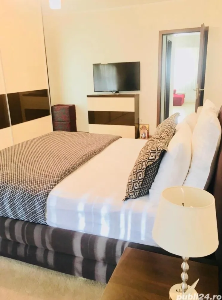 De inchiriat - 2 camere, zona centrala - biserica Sf. Precista - Descoperă confortul și eleganța într-un apartament de 2 camere, situat în inima orașului, aproape de tot ce ai nevoie! Imobilul, amplasat în zona centrală, lângă biserica Sf. Precista și „Elice”, se află la etajul 1 al unui bloc cu 4 etaje, construit în 1987. Cu o suprafață generoasă de 60 mp, apartamentul oferă o compartimentare inteligentă și luminoasă, completată de un balcon confortabil la dormitor și geam la baie, pentru un plus de intimitate și aerisire. Beneficiind de centrală termică, aer condiționat, este mobilat și utilat complet, gata să devină căminul ideal pentru tine. Zona este extrem de avantajoasă: acces rapid la Faleză – doar 5 minute de plimbare – și aproape de centrul vechi, pentru a te bucura de viața vibrantă a orașului. Oferta noastră este valabilă pentru închirieri pe termen lung, cu un contract minim de 12 luni, la prețul de 550 euro/lună. entru închirieri de cel puțin 6 luni, chiria este de 600 euro/lună. Pentru vizionări și mai multe detalii, sunati la numărul 0746.252.252, Liliana Ene, consilier imobiliar Mag Invest, Această ofertă exclusivă este disponibilă doar prin agenția noastră. Nu rata șansa de a-ți găsi noul cămin într-o zonă de top! }}