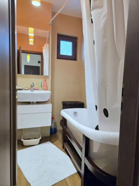 De inchiriat - 2 camere, zona centrala - biserica Sf. Precista