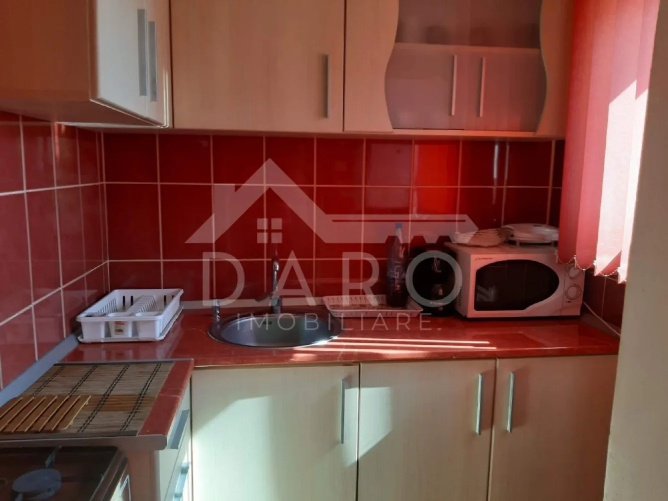 De vânzare garsoniera - 🏡 Vânzare garsonieră –Strada Depozitelor | Târgu Mureș Se oferă spre vânzare garsonieră confort 1, situată pe strada Depozitelor, în Târgu Mureș. ✔ se vinde mobilată și utilată ✔ ideală pentru locuit sau investiție (închiriere rapidă) 📌 Zonă cu acces facil către: • mijloace de transport în comun • magazine și supermarketuri • servicii și puncte de interes 💰 Preț: [se completează dacă dorești] Ideală pentru o persoană singură, un cuplu sau pentru investiție. 🤝 Proprietate promovată prin DARO Imobiliare 💳 Vrei să o cumperi prin credit? Prin Kiwi Finance îți ofer: ✔ analiză GRATUITĂ a eligibilității ✔ oferte de la peste 12 bănci ✔ negocierea dobânzii în favoarea ta ✔ suport complet până la semnarea contractului 📞 Detalii și vizionări: Coman Maria – DARO Imobiliare & Kiwi Finance 📱 0749 535 729 🔑 DARO Imobiliare – găsim proprietatea potrivită. 💳 Kiwi Finance – obținem creditul pentru a o cumpăra.