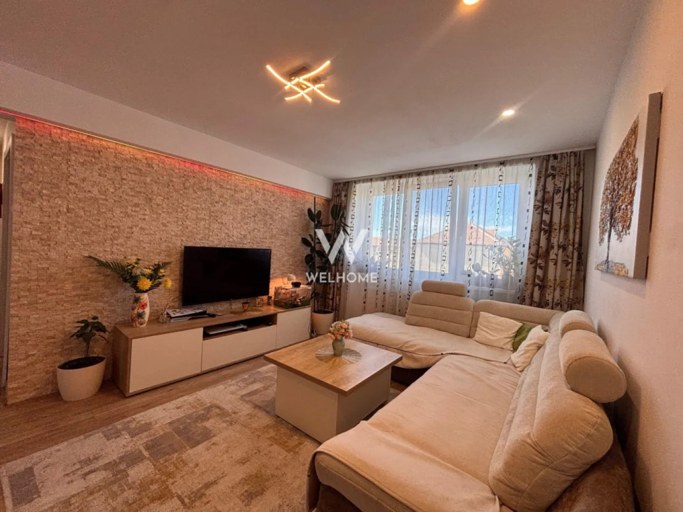 Apartament 3 camere renovat complet - Rahovei - Vă propunem spre vânzare un apartament modern cu 3 camere, semidecomandat, cu o suprafață utilă de 63 mp, situat la etajul 4 din 4 al unui imobil solid construit din cărămidă și prevăzut cu acoperiș. Locuința este complet renovată și amenajată cu finisaje de înaltă calitate, fiind ideală atât pentru locuit, cât și pentru investiție. Apartamentul se află într-o zonă foarte bine poziționată, aproape de centrul orașului, cu acces rapid la numeroase puncte de interes: magazine, Grădinița nr. 33, Școala nr. 21, clinici medicale, hipermarketuri și Mall Șelimbăr. De asemenea, în apropiere se află stații pentru transportul public, facilitând deplasarea rapidă în oraș. Compartimentare: • bucătărie separată, complet mobilată și utilată, cu debara; • dormitor matrimonial cu pat și dressing. • living spațios cu colțar extensibil; • dormitor amenajat cu mobilier pentru copii; • hol intermediar cu spațiu generos pentru depozitare; • baie modernă cu duș tip walk-in, rigolă, ușă culisantă din sticlă, încălzire în pardoseală și mobilier; • dormitor matrimonial cu pat și dressing. Apartamentul beneficiază și de îmbunătățiri termice importante: izolație exterioară de 10 cm și ferestre Salamander cu trei foi, oferind un confort termic ridicat și eficiență energetică. Prețul imobilului este negociabil, iar achiziția se poate realiza atât din surse proprii, cât și prin credit bancar. Pret: 127 000 EURO Telefon: 0756 094 405