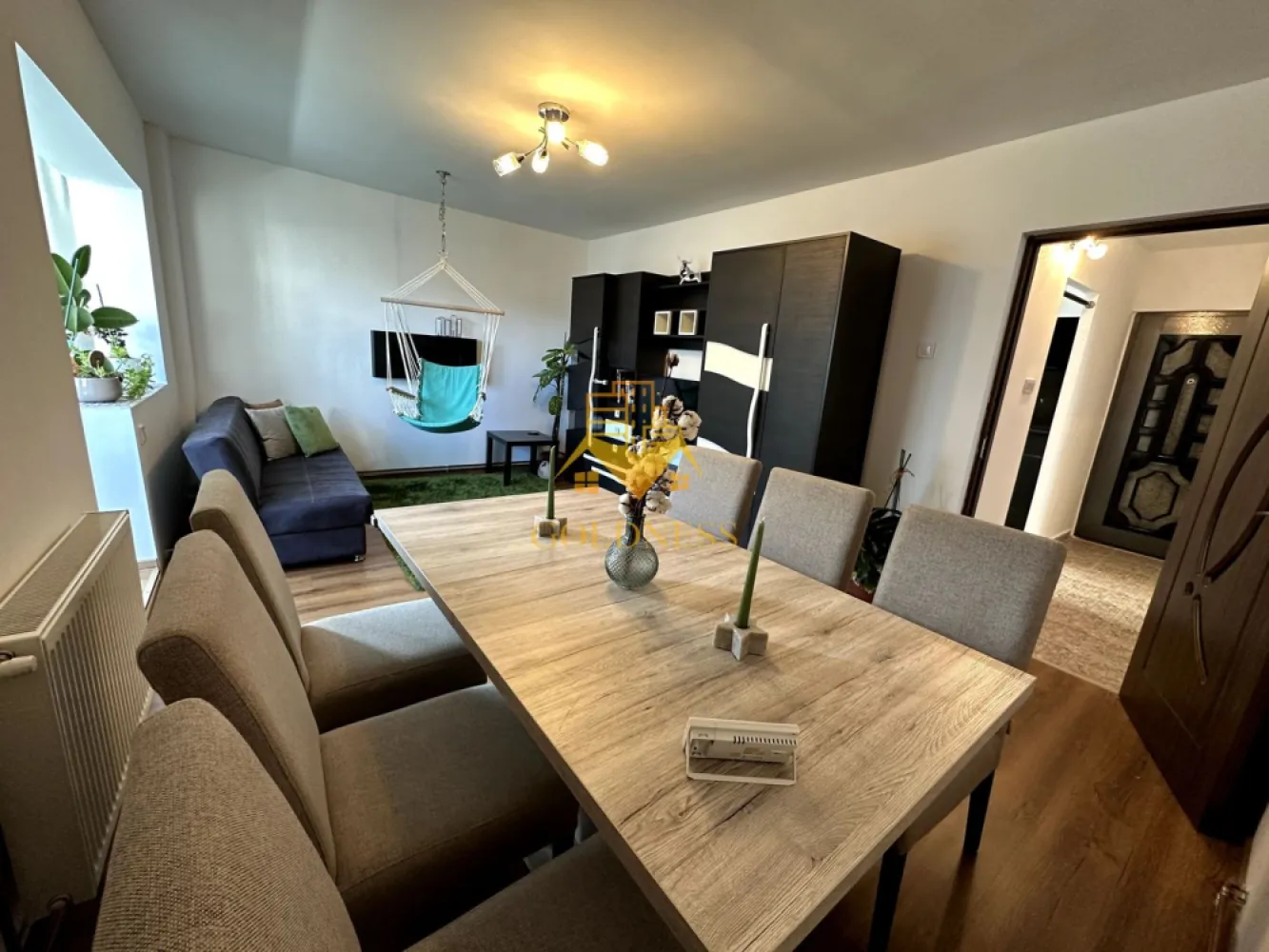 3 camere, Marasti, Expo Transilvania, Aurel Vlaicu, Leroy Merlin - GOLDNESS Imobiliare vă propune spre închiriere un apartament cu 3 camere complet mobilat și utilat, la etajul 2 într-un imobil de 4 etaje, în Cartierul Marasti. Dispune de loc de parcare! Se află în apropierea stațiilor de transport în comun, magazine, restaurante, spații verzi, farmacii, etc. Apartamentul este compartimentat astfel: - 2 dormitoare cu pat matrimonial, dressing, noptiere - living cu canapea extensibilă, loc de servit masa - bucătărie complet utilată și mobilată - 2 bai cu cabina de dus și cada, calorifer port prosop și dulap pentru depozitare. - balcon 4 mp Imobilul este dotat cu toate cele necesare- centrală proprie, frigider, aragaz, hotă, mașină de spălat haine, mașina spălat vase, etc. Dacă sunteți interesați de acest apartament și doriți să îl vizionați, dar și pentru alte oferte nu ezitați să ne contactați telefonic sau prin e-mail. Vă stăm la dispoziție! Pentru intermediere se percepe un comision de 50% din prețul chiriei! }}