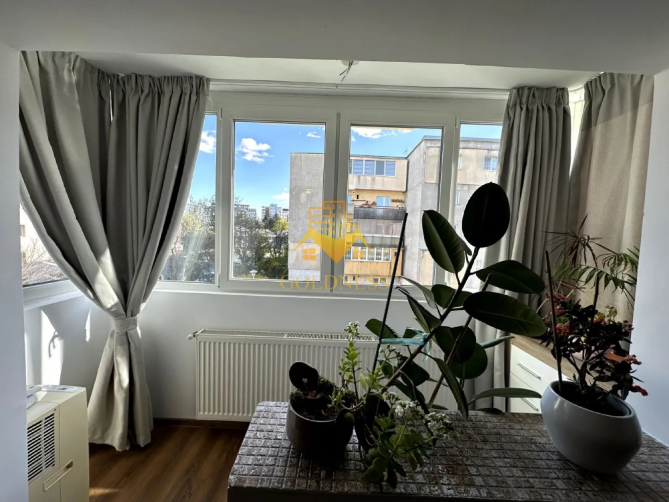 3 camere, Marasti, Expo Transilvania, Aurel Vlaicu, Leroy Merlin - GOLDNESS Imobiliare vă propune spre închiriere un apartament cu 3 camere complet mobilat și utilat, la etajul 2 într-un imobil de 4 etaje, în Cartierul Marasti. Dispune de loc de parcare! Se află în apropierea stațiilor de transport în comun, magazine, restaurante, spații verzi, farmacii, etc. Apartamentul este compartimentat astfel: - 2 dormitoare cu pat matrimonial, dressing, noptiere - living cu canapea extensibilă, loc de servit masa - bucătărie complet utilată și mobilată - 2 bai cu cabina de dus și cada, calorifer port prosop și dulap pentru depozitare. - balcon 4 mp Imobilul este dotat cu toate cele necesare- centrală proprie, frigider, aragaz, hotă, mașină de spălat haine, mașina spălat vase, etc. Dacă sunteți interesați de acest apartament și doriți să îl vizionați, dar și pentru alte oferte nu ezitați să ne contactați telefonic sau prin e-mail. Vă stăm la dispoziție! Pentru intermediere se percepe un comision de 50% din prețul chiriei! }}