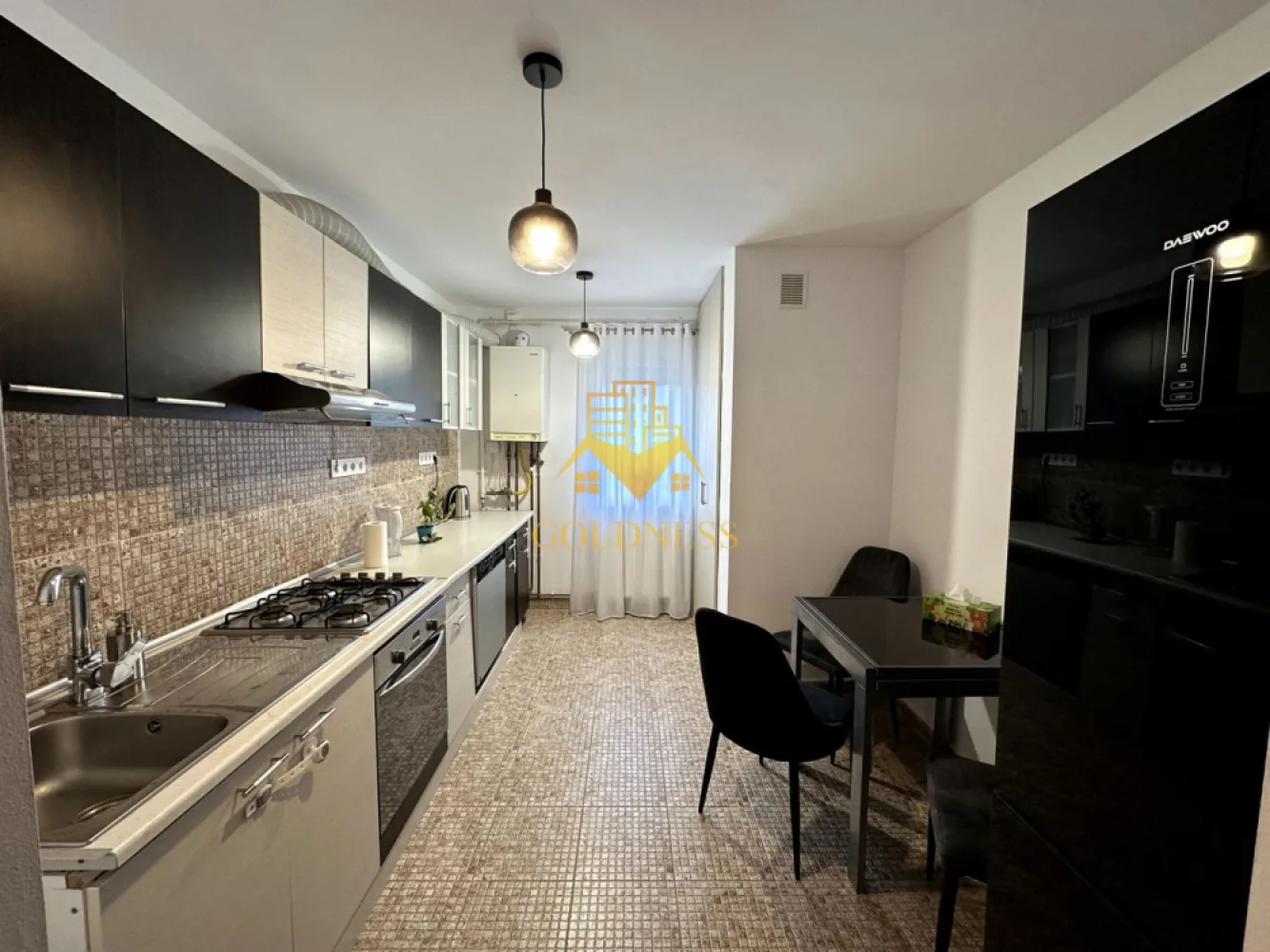 3 camere, Marasti, Expo Transilvania, Aurel Vlaicu, Leroy Merlin - GOLDNESS Imobiliare vă propune spre închiriere un apartament cu 3 camere complet mobilat și utilat, la etajul 2 într-un imobil de 4 etaje, în Cartierul Marasti. Dispune de loc de parcare! Se află în apropierea stațiilor de transport în comun, magazine, restaurante, spații verzi, farmacii, etc. Apartamentul este compartimentat astfel: - 2 dormitoare cu pat matrimonial, dressing, noptiere - living cu canapea extensibilă, loc de servit masa - bucătărie complet utilată și mobilată - 2 bai cu cabina de dus și cada, calorifer port prosop și dulap pentru depozitare. - balcon 4 mp Imobilul este dotat cu toate cele necesare- centrală proprie, frigider, aragaz, hotă, mașină de spălat haine, mașina spălat vase, etc. Dacă sunteți interesați de acest apartament și doriți să îl vizionați, dar și pentru alte oferte nu ezitați să ne contactați telefonic sau prin e-mail. Vă stăm la dispoziție! Pentru intermediere se percepe un comision de 50% din prețul chiriei! }}