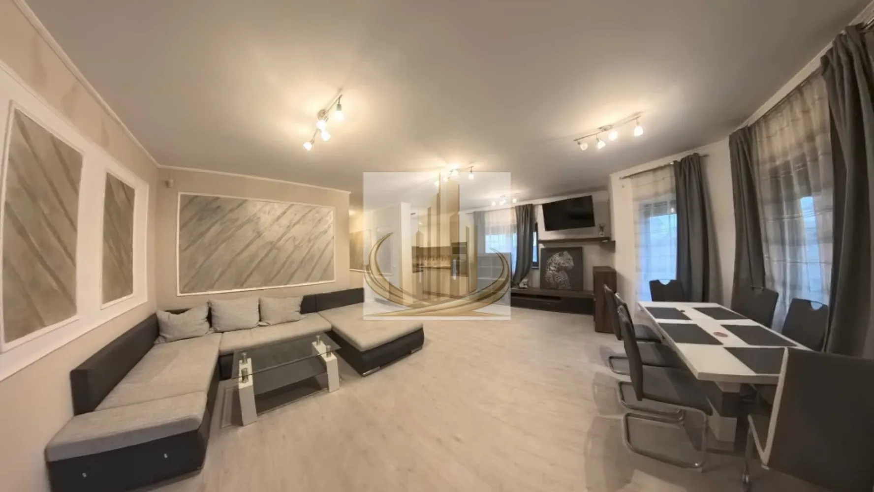 Duplex Modern 5 Camere – Dumbrăvița, Str. Arhimede - Duplex deosebit, situat într-o zonă foarte bună din Dumbrăvița, pe Strada Arhimede, ideal pentru o familie care își dorește confort, spațiu și un stil de viață modern. Detalii principale: Suprafață utilă: 140 mp Teren: 380 mp An construcție: 2020 Construcție solidă: beton + cărămidă (25 cm) + izolație polistiren 10 cm Compartimentare eficientă: Parter: Hol Birou Living open-space Cămară + spațiu depozitare Baie Terasă Etaj: 3 dormitoare Dressing 2 băi Pod: Înalt și spațios, ideal pentru depozitare Dotări & finisaje: Finisaje moderne, de calitate Tâmplărie PVC + rulouri exterioare și plase insecte Parchet și gresie Aer condiționat Sistem alarmă Curte amenajată: Teren generos cu gazon Sistem irigație + foraj apă și pompă Terasă exterioară Cabană depozitare (20 mp) 2 locuri de parcare Utilități: Apă, gaz, curent, canalizare Fibra optică Stradă asfaltată + iluminat stradal Concluzie: O proprietate modernă, foarte bine compartimentată, situată într-o zonă liniștită și apreciată din Dumbrăvița. Ideală pentru locuință proprie sau investiție. Pentru detalii și vizionare: Grand Mobilis Imobiliare