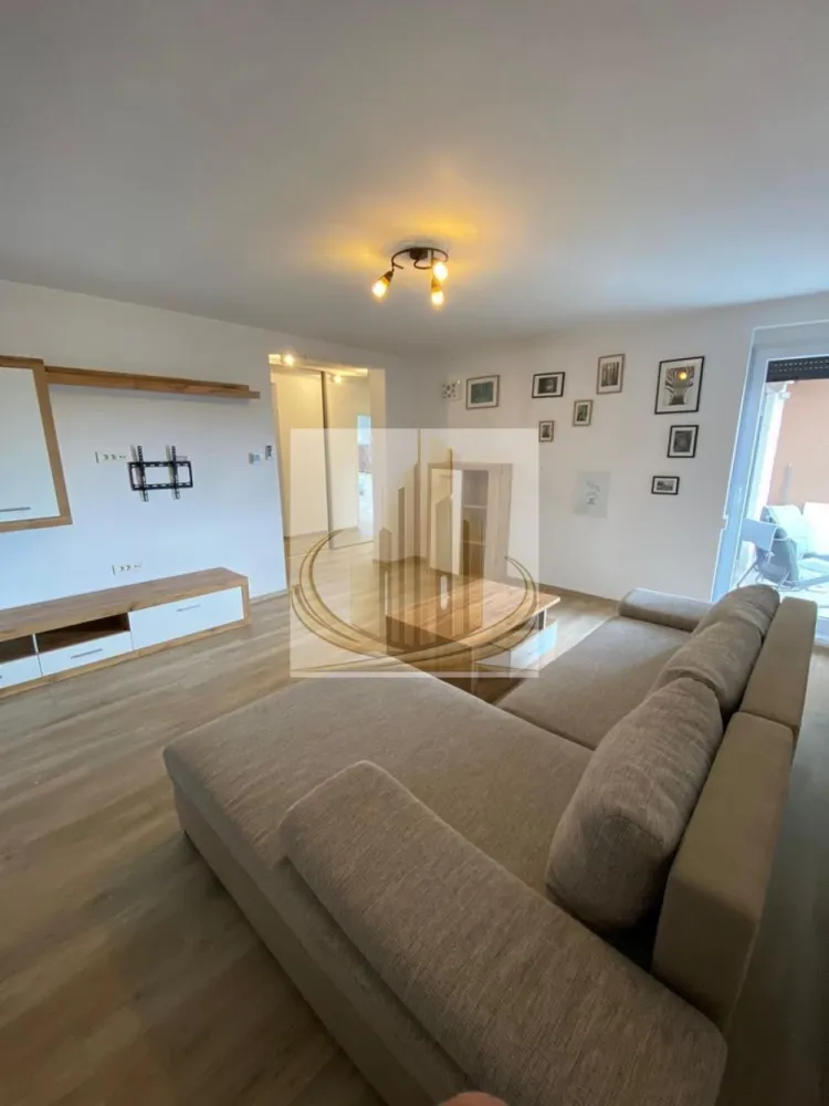 Apartament 2 camere, 2 balcoane, parcare in CF, Kaufland, Dumbravita - Grand Mobilis Imobiliare vă propune spre vânzare un apartament cu 2 camere, având o suprafață utilă de 52 mp, situat într-una dintre cele mai căutate zone din Dumbrăvița. Proprietatea se remarcă prin compartimentarea eficientă și luminozitatea foarte bună, fiind ideală atât pentru locuit, cât și pentru investiție. Compartimentare: Living Bucătărie separată Dormitor Baie 2 balcoane + terasă Apartamentul beneficiază de: Compartimentare practică Spații vitrate generoase, oferind multă lumină naturală Loc de parcare înscris în CF, situat în fața imobilului Localizarea este un real avantaj, fiind poziționat în cea mai dorită zonă din Dumbrăvița, în apropierea centrului comercial Kaufland, cu acces rapid către numeroase facilități: magazine, sală de fitness, restaurante, cafenele, farmacii și mijloace de transport în comun, dar și acces facil către oraș. Proprietatea este ideală pentru o familie care își dorește liniște, dar și conexiune rapidă cu punctele de interes, precum și pentru investiție, datorită randamentului foarte bun al închirierii. În trecut, apartamentul a fost închiriat cu 460 euro/lună. Această proprietate reprezintă o oportunitate excelentă într-o zonă cu cerere ridicată. Pentru mai multe detalii sau programarea unei vizionări, echipa Grand Mobilis Imobiliare vă stă la dispoziție. ID Intern: CP3023228