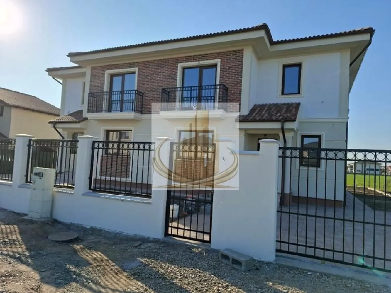 Duplex Mediteranean, Dumbravita, 5 camere, finisaje premium,casa SMART - Grand Mobilis Imobiliare vă propune spre vânzare o jumătate de duplex în stil mediteranean, o proprietate premium situată într-o zonă rezidențială liniștită din Dumbrăvița, dar foarte bine conectată la toate punctele de interes. Proprietatea impresionează prin designul elegant, compartimentarea inteligentă și dotările de înaltă calitate, fiind ideală pentru o familie care își dorește confort, spațiu și intimitate. Detalii generale: Suprafață utilă: 135 mp Terasă acoperită: 18 mp Suprafață teren: 300 mp Construcția este realizată din cărămidă, cu izolație exterioară de 15 cm (EPS 80), iar podul este izolat cu vată minerală de 20 cm, asigurând eficiență energetică ridicată. Compartimentare: Parter: Hol de acces Baie cu cabină de duș Birou / dormitor Cameră tehnică Living și bucătărie, ambele cu ieșire pe terasa acoperită Etaj: Hol Dressing Dormitor matrimonial cu baie proprie Baie cu cadă 2 dormitoare suplimentare Pod: Acces pe scară Spațiu circulabil, ideal pentru depozitare Finisaje și amenajări interioare: Tâmplărie PVC Salamander cu geam tripan Uși interioare Porta Doors – gamă premium Glafuri din marmură (interior și exterior) Prize și întrerupătoare Gewis Băi și bucătărie placate cu gresie și faianță premium Pardoseli din gresie și parchet în dormitoare Dotări și facilități: Încălzire în pardoseală cu termostat individual în fiecare cameră Prize pentru internet și cablu TV în toate camerele, inclusiv pe terasă Aer condiționat (18.000 BTU) Proprietatea este pregătită pentru montarea unui sistem de panouri fotovoltaice Stație de încărcare pentru mașini electrice (în curs de instalare) Poartă auto cu deschidere automată și poartă pietonală cu videointerfon Sistem de supraveghere video exterior (Hikvision – 3 camere) Sistem antiefracție cu senzori de mișcare și alarmă 2 locuri de parcare în curte Sistem de drenaj pentru apele pluviale Sistem de irigație în curs de instalare, alimentat din foraj propriu Această proprietate reprezintă o alegere excelentă pentru cei care caută un cămin modern, bine construit și echipat la standarde înalte, într-o zonă liniștită, dar accesibilă. Pentru mai multe detalii sau programarea unei vizionări, echipa Grand Mobilis Imobiliare vă stă la dispoziție. ID Intern: CP3023236