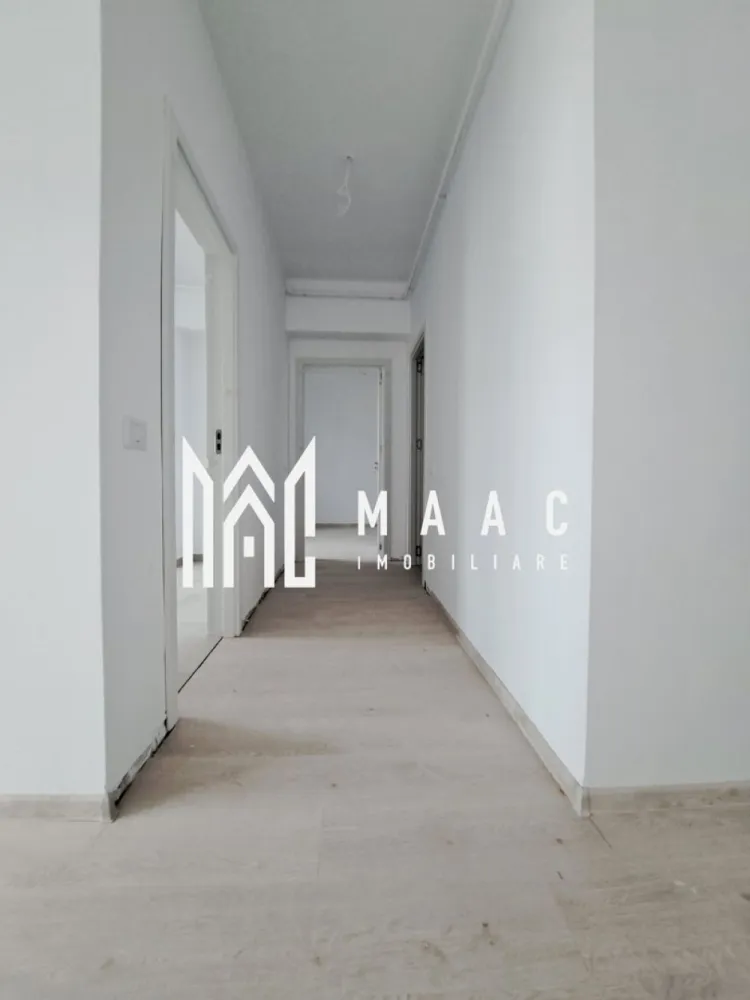 Apartament 2 camere | etaj2 | Dem. Radulescu| 70mp - MAAC IMOBILIARE vă propune spre vânzare un apartament modern cu 2 camere, decomandat, situat pe Bulevardul Dem Rădulescu din Râmnicu Vâlcea, într-un imobil nou, construit la standarde ridicate de calitate. Locuința are o suprafață utilă de 70,16 mp și este compartimentată eficient, oferind confort și funcționalitate. Apartamentul dispune de 2 balcoane, ideale pentru relaxare și pentru un plus de lumină naturală. Imobilul face parte dintr-un bloc modern cu regim de înălțime D+P+3, construit pe cadre din fier-beton, cu zidărie Porotherm de 30 cm și izolație exterioară de 10 cm, finisată cu tencuială decorativă. Construcția beneficiază de parcări private și este proiectată pentru un stil de viață confortabil și sigur. Apartamentul se predă finisat la cheie, cu materiale și dotări de calitate: -centrală termică proprie; -aer condiționat; -ferestre mari cu geam termopan de calitate; -gresie, faianță și parchet de proveniență Italia; -aparataj electric modular (tablou electric, prize și întrerupătoare); -corpuri sanitare complete; -ușă metalică la intrare și uși interioare din MDF. Proprietatea este ideală atât pentru locuire personală, cât și pentru investiție, fiind amplasată într-o zonă modernă și în continuă dezvoltare a orașului. Pentru mai multe informații sau programarea unei vizionări, echipa MAAC IMOBILIARE vă stă cu plăcere la dispoziție. CP2957180 }}