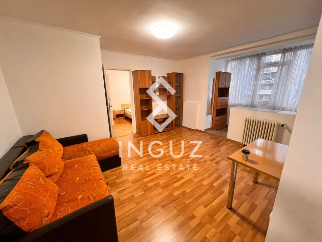Apartament 2 camere de închiriat | Ștefan cel Mare – Spital Colentina - Apartament 2 camere de închiriat | Ștefan cel Mare – Spital Colentina / Obor Preț: 500 Euro / lună Negotiable Comision: 50% Localizare: Ștefan cel Mare – vis-a-vis de Spitalul Colentina, București Detalii proprietate: Tip: Apartament 2 camere Suprafață utilă: 50 mp Etaj: 1 Compartimentare: Semidecomandat An construcție: 1966 Stare: Bună, bine întreținut Descriere: Se oferă spre închiriere un apartament de 2 camere situat într-o zonă excelentă, pe Ștefan cel Mare, chiar vis-a-vis de Spitalul Colentina. Apartamentul este poziționat la etajul 1, într-un bloc izolat termic, oferind confort și acces rapid către principalele zone ale orașului. Este dotat cu electrocasnice esențiale, inclusiv frigider și mașină de spălat, fiind pregătit pentru mutare imediată. Ideal pentru persoane singure sau cupluri care caută o locuință practică, într-o zonă centrală și bine conectată. Se acceptă pisică. Zonă și acces: Apartamentul beneficiază de o poziționare foarte bună, la doar câteva minute de zona Obor, una dintre cele mai importante zone comerciale din București, cu acces rapid la piață, centre comerciale, restaurante și servicii. Acces facil către mijloace de transport în comun (tramvai, autobuz), cu legături rapide către centrul orașului și alte puncte de interes. Zona Ștefan cel Mare este una dintre principalele artere ale capitalei, oferind conectivitate excelentă și acces rapid în toate direcțiile. Disponibil: Imediat Inguz Real Estate +40 774 017 567 / +40 724 922 092