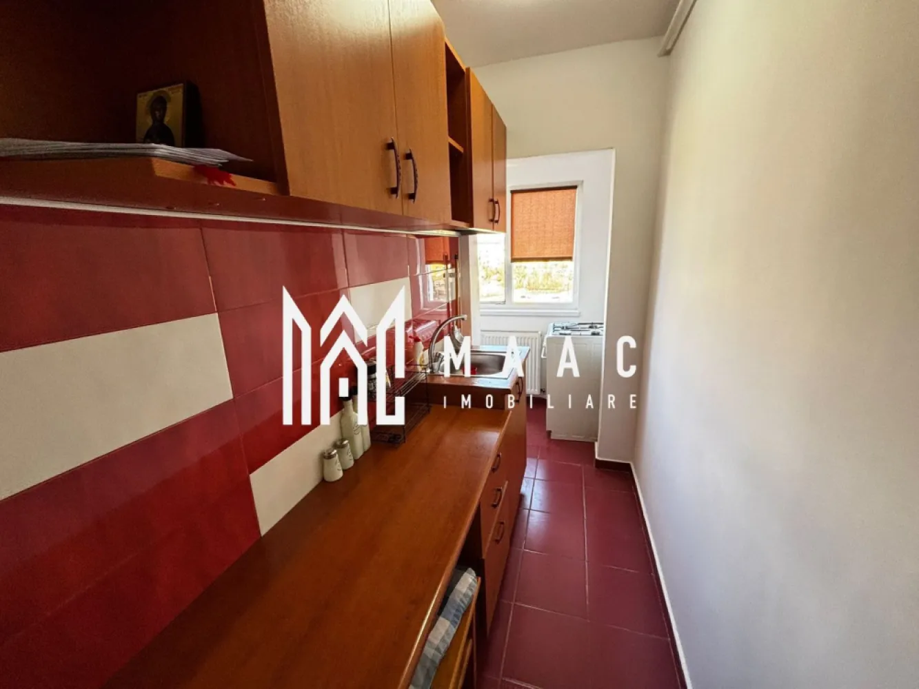 Garsoniera | Mobilată și utilată | Etaj 3 | Pivnita | Stefan cel Mare - Maac Imobiliare prezintă spre închiriere o garsonieră practică și luminoasă, situată la etajul 3, în zona Ștefan cel Mare – Broscărie, o locație cu acces facil către toate punctele de interes ale orașului. Caracteristici principale: • Suprafață utilă: 25 mp • Cameră luminoasă, amenajată eficient • Bucătărie mobilată și utilată • Baie Dotări și avantaje: • Centrală termică proprie și calorifere • Ferestre PVC cu geam termopan – confort termic și fonic • Uși interioare din lemn • Pardoseli din parchet și gresie • Bloc izolat termic • Ușă metalică la intrare Zona Broscărie oferă acces rapid la mijloace de transport în comun, magazine, centre comerciale și alte facilități urbane. Garsoniera se închiriază complet mobilată și utilată, fiind ideală pentru o persoană sau un cuplu. Pentru mai multe detalii, precizați telefonic că ați văzut anunțul cu ID: CP2997232 }}