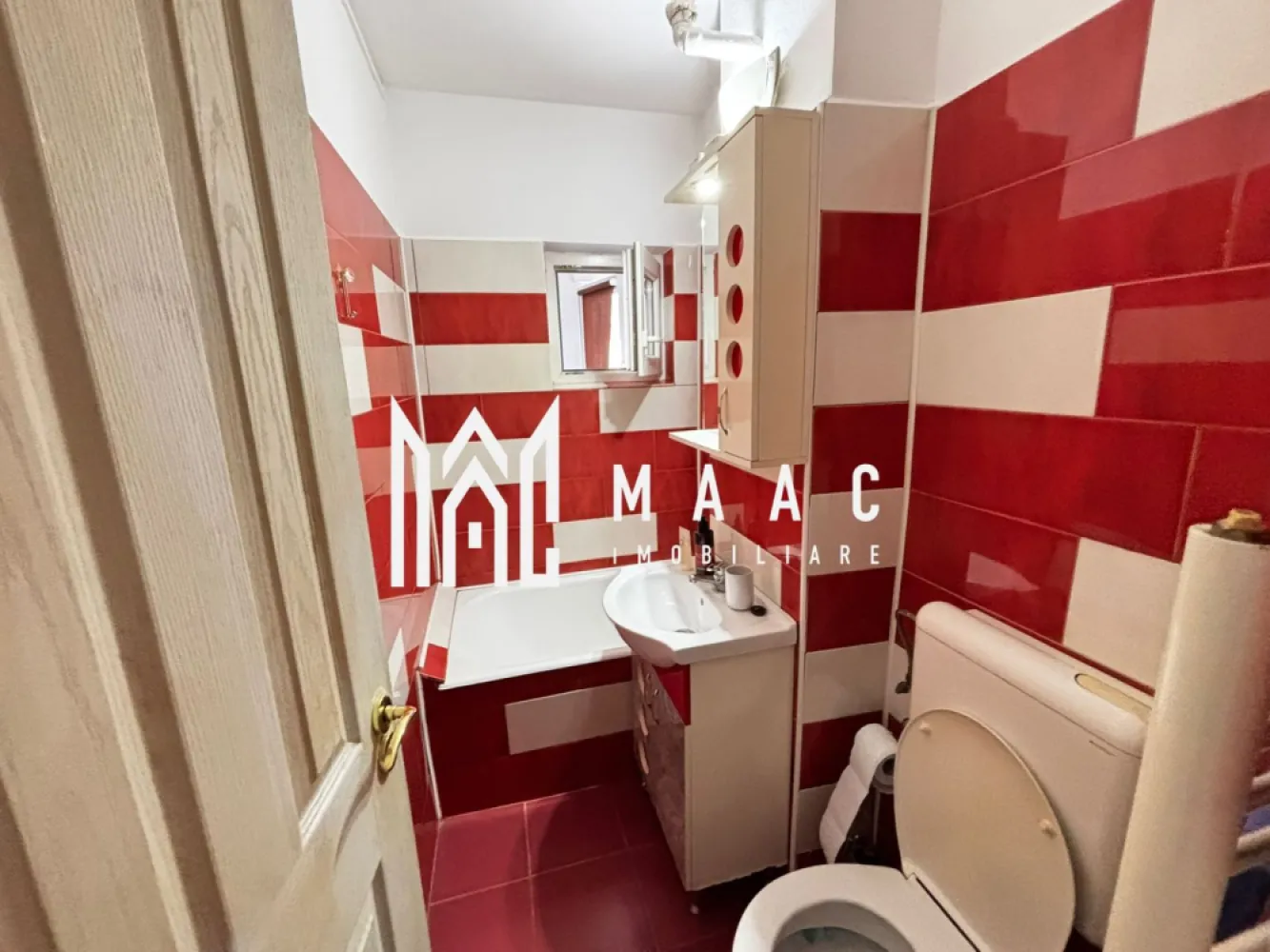 Garsoniera | Mobilată și utilată | Etaj 3 | Pivnita | Stefan cel Mare - Maac Imobiliare prezintă spre închiriere o garsonieră practică și luminoasă, situată la etajul 3, în zona Ștefan cel Mare – Broscărie, o locație cu acces facil către toate punctele de interes ale orașului. Caracteristici principale: • Suprafață utilă: 25 mp • Cameră luminoasă, amenajată eficient • Bucătărie mobilată și utilată • Baie Dotări și avantaje: • Centrală termică proprie și calorifere • Ferestre PVC cu geam termopan – confort termic și fonic • Uși interioare din lemn • Pardoseli din parchet și gresie • Bloc izolat termic • Ușă metalică la intrare Zona Broscărie oferă acces rapid la mijloace de transport în comun, magazine, centre comerciale și alte facilități urbane. Garsoniera se închiriază complet mobilată și utilată, fiind ideală pentru o persoană sau un cuplu. Pentru mai multe detalii, precizați telefonic că ați văzut anunțul cu ID: CP2997232 }}