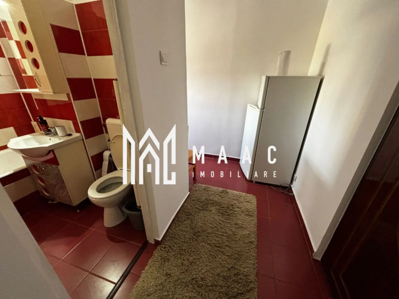 Garsoniera | Mobilată și utilată | Etaj 3 | Pivnita | Stefan cel Mare - Maac Imobiliare prezintă spre închiriere o garsonieră practică și luminoasă, situată la etajul 3, în zona Ștefan cel Mare – Broscărie, o locație cu acces facil către toate punctele de interes ale orașului. Caracteristici principale: • Suprafață utilă: 25 mp • Cameră luminoasă, amenajată eficient • Bucătărie mobilată și utilată • Baie Dotări și avantaje: • Centrală termică proprie și calorifere • Ferestre PVC cu geam termopan – confort termic și fonic • Uși interioare din lemn • Pardoseli din parchet și gresie • Bloc izolat termic • Ușă metalică la intrare Zona Broscărie oferă acces rapid la mijloace de transport în comun, magazine, centre comerciale și alte facilități urbane. Garsoniera se închiriază complet mobilată și utilată, fiind ideală pentru o persoană sau un cuplu. Pentru mai multe detalii, precizați telefonic că ați văzut anunțul cu ID: CP2997232 }}