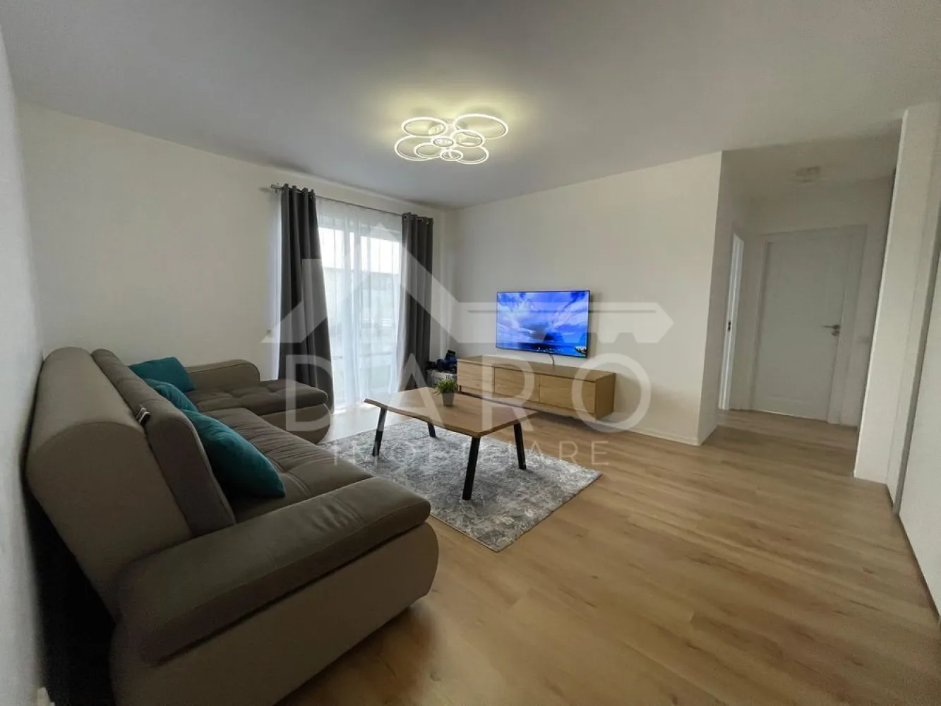 Apartament 2 camere, Unirii, str. Vasile Săbădeanu - AMA RESIDENCE - Apartament cu 2 camere, construcție 2025, în AMA Residence – Târgu Mureș 📍 Str. Vasile Săbădeanu nr. 157 Îți propun spre vânzare sau închiriere un apartament modern, cu 2 camere, situat într-un imobil nou, finalizat în 2025, în complexul AMA Residence. Locuința are o suprafață utilă de 56 mp și este amenajată cu bun gust, complet mobilată pe comandă, fiind ideală atât pentru locuit, cât și pentru spațiu de birouri. ✨ Compartimentare practică și eficientă: ✔ 1 dormitor bine proporționat ✔ living spațios, perfect pentru relaxare ✔ bucătărie separată, complet utilată ✔ baie modernă, cu duș tip walk-in ✔ multiple spații de depozitare realizate pe comandă 🔹 Dotări și finisaje: ✅ încălzire în pardoseală – costuri reduse ✅ geamuri mari – multă lumină naturală ✅ iluminat LED cu 5 moduri de iluminare ✅ mobilier realizat pe comandă ✅ electrocasnice noi Gorenje ✅ plită electrică ✅ cuptor electric ✅ cuptor cu microunde ✅ mașină de spălat vase ✅ mașină de spălat rufe ✅ uscător de rufe 🌿 Apartamentul este situat într-o zonă foarte liniștită, frumos amenajată, cu spații verzi și copaci ornamentali. 📌 Ocupabil imediat! 📞 Pentru detalii și vizionare: 0749 535 729 🤝 Proprietate promovată prin DARO Imobiliare 💰 Te gândești să o cumperi prin credit? Prin Kiwi Finance beneficiezi de: ✔ analiză gratuită a eligibilității ✔ acces la oferte de la peste 12 bănci ✔ negocierea dobânzii în favoarea ta ✔ suport complet până la obținerea creditului }}