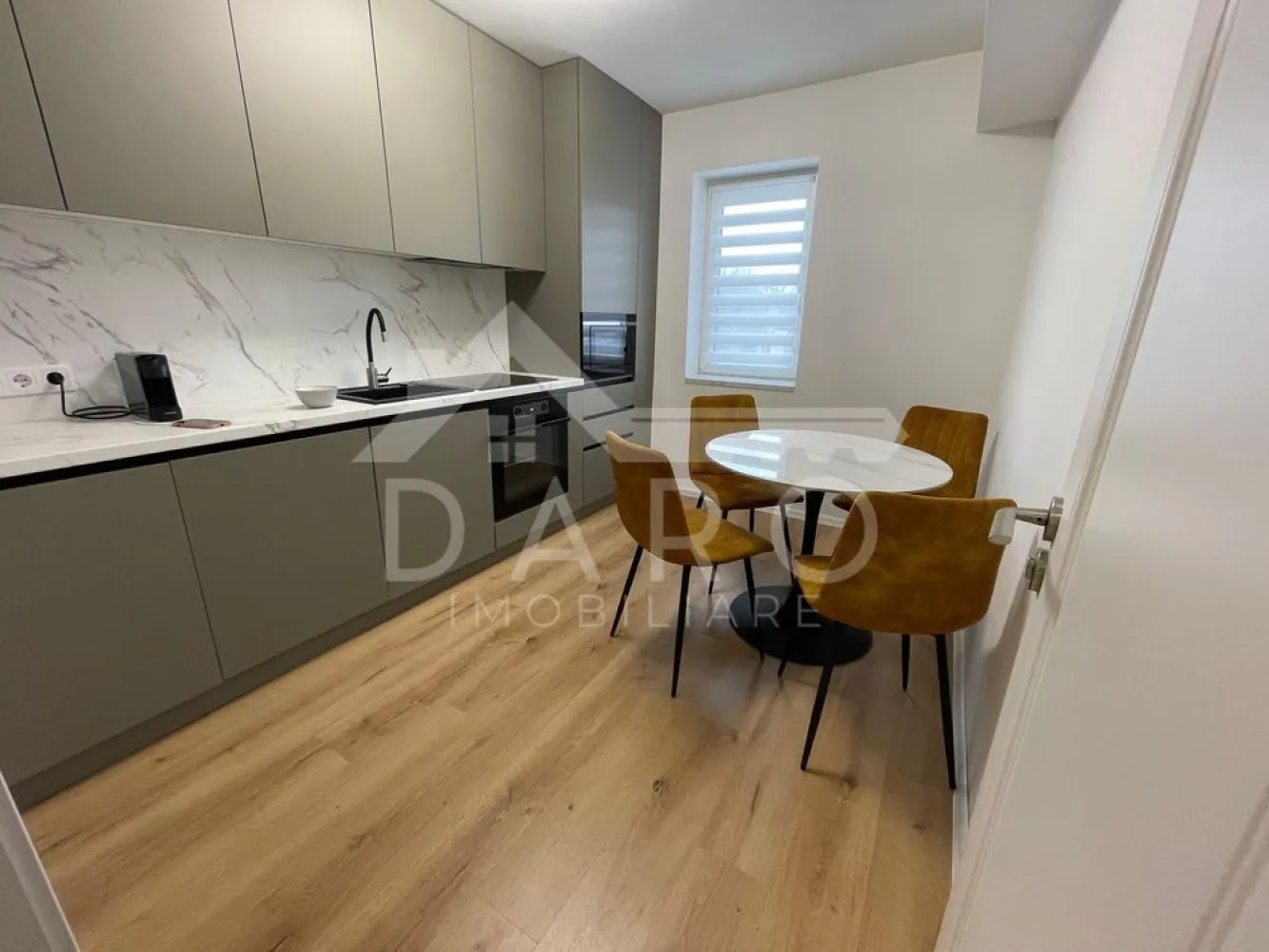 Apartament 2 camere, Unirii, str. Vasile Săbădeanu - AMA RESIDENCE - Apartament cu 2 camere, construcție 2025, în AMA Residence – Târgu Mureș 📍 Str. Vasile Săbădeanu nr. 157 Îți propun spre vânzare sau închiriere un apartament modern, cu 2 camere, situat într-un imobil nou, finalizat în 2025, în complexul AMA Residence. Locuința are o suprafață utilă de 56 mp și este amenajată cu bun gust, complet mobilată pe comandă, fiind ideală atât pentru locuit, cât și pentru spațiu de birouri. ✨ Compartimentare practică și eficientă: ✔ 1 dormitor bine proporționat ✔ living spațios, perfect pentru relaxare ✔ bucătărie separată, complet utilată ✔ baie modernă, cu duș tip walk-in ✔ multiple spații de depozitare realizate pe comandă 🔹 Dotări și finisaje: ✅ încălzire în pardoseală – costuri reduse ✅ geamuri mari – multă lumină naturală ✅ iluminat LED cu 5 moduri de iluminare ✅ mobilier realizat pe comandă ✅ electrocasnice noi Gorenje ✅ plită electrică ✅ cuptor electric ✅ cuptor cu microunde ✅ mașină de spălat vase ✅ mașină de spălat rufe ✅ uscător de rufe 🌿 Apartamentul este situat într-o zonă foarte liniștită, frumos amenajată, cu spații verzi și copaci ornamentali. 📌 Ocupabil imediat! 📞 Pentru detalii și vizionare: 0749 535 729 🤝 Proprietate promovată prin DARO Imobiliare 💰 Te gândești să o cumperi prin credit? Prin Kiwi Finance beneficiezi de: ✔ analiză gratuită a eligibilității ✔ acces la oferte de la peste 12 bănci ✔ negocierea dobânzii în favoarea ta ✔ suport complet până la obținerea creditului }}