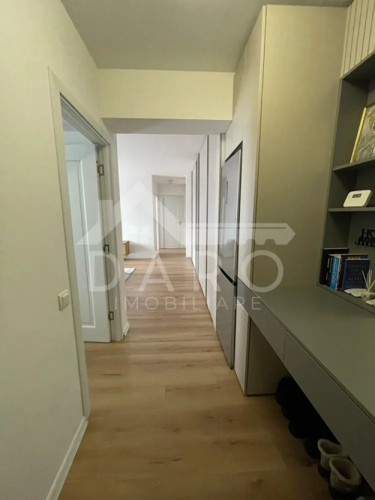 Apartament 2 camere, Unirii, str. Vasile Săbădeanu - AMA RESIDENCE - Apartament cu 2 camere, construcție 2025, în AMA Residence – Târgu Mureș 📍 Str. Vasile Săbădeanu nr. 157 Îți propun spre vânzare sau închiriere un apartament modern, cu 2 camere, situat într-un imobil nou, finalizat în 2025, în complexul AMA Residence. Locuința are o suprafață utilă de 56 mp și este amenajată cu bun gust, complet mobilată pe comandă, fiind ideală atât pentru locuit, cât și pentru spațiu de birouri. ✨ Compartimentare practică și eficientă: ✔ 1 dormitor bine proporționat ✔ living spațios, perfect pentru relaxare ✔ bucătărie separată, complet utilată ✔ baie modernă, cu duș tip walk-in ✔ multiple spații de depozitare realizate pe comandă 🔹 Dotări și finisaje: ✅ încălzire în pardoseală – costuri reduse ✅ geamuri mari – multă lumină naturală ✅ iluminat LED cu 5 moduri de iluminare ✅ mobilier realizat pe comandă ✅ electrocasnice noi Gorenje ✅ plită electrică ✅ cuptor electric ✅ cuptor cu microunde ✅ mașină de spălat vase ✅ mașină de spălat rufe ✅ uscător de rufe 🌿 Apartamentul este situat într-o zonă foarte liniștită, frumos amenajată, cu spații verzi și copaci ornamentali. 📌 Ocupabil imediat! 📞 Pentru detalii și vizionare: 0749 535 729 🤝 Proprietate promovată prin DARO Imobiliare 💰 Te gândești să o cumperi prin credit? Prin Kiwi Finance beneficiezi de: ✔ analiză gratuită a eligibilității ✔ acces la oferte de la peste 12 bănci ✔ negocierea dobânzii în favoarea ta ✔ suport complet până la obținerea creditului }}