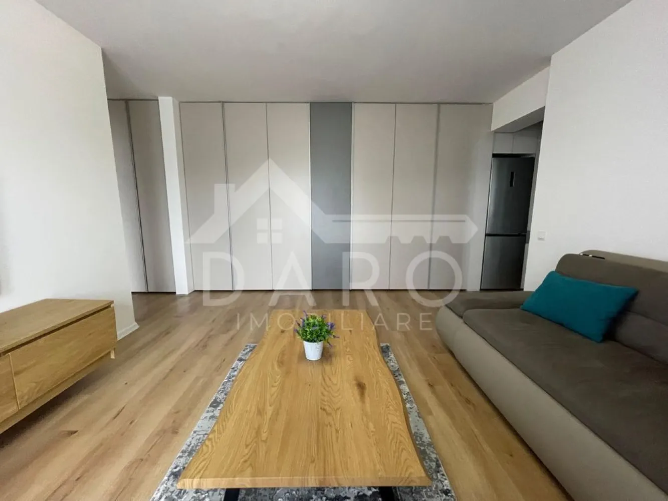 Apartament 2 camere, Unirii, str. Vasile Săbădeanu - AMA RESIDENCE - Apartament cu 2 camere, construcție 2025, în AMA Residence – Târgu Mureș 📍 Str. Vasile Săbădeanu nr. 157 Îți propun spre vânzare sau închiriere un apartament modern, cu 2 camere, situat într-un imobil nou, finalizat în 2025, în complexul AMA Residence. Locuința are o suprafață utilă de 56 mp și este amenajată cu bun gust, complet mobilată pe comandă, fiind ideală atât pentru locuit, cât și pentru spațiu de birouri. ✨ Compartimentare practică și eficientă: ✔ 1 dormitor bine proporționat ✔ living spațios, perfect pentru relaxare ✔ bucătărie separată, complet utilată ✔ baie modernă, cu duș tip walk-in ✔ multiple spații de depozitare realizate pe comandă 🔹 Dotări și finisaje: ✅ încălzire în pardoseală – costuri reduse ✅ geamuri mari – multă lumină naturală ✅ iluminat LED cu 5 moduri de iluminare ✅ mobilier realizat pe comandă ✅ electrocasnice noi Gorenje ✅ plită electrică ✅ cuptor electric ✅ cuptor cu microunde ✅ mașină de spălat vase ✅ mașină de spălat rufe ✅ uscător de rufe 🌿 Apartamentul este situat într-o zonă foarte liniștită, frumos amenajată, cu spații verzi și copaci ornamentali. 📌 Ocupabil imediat! 📞 Pentru detalii și vizionare: 0749 535 729 🤝 Proprietate promovată prin DARO Imobiliare 💰 Te gândești să o cumperi prin credit? Prin Kiwi Finance beneficiezi de: ✔ analiză gratuită a eligibilității ✔ acces la oferte de la peste 12 bănci ✔ negocierea dobânzii în favoarea ta ✔ suport complet până la obținerea creditului }}