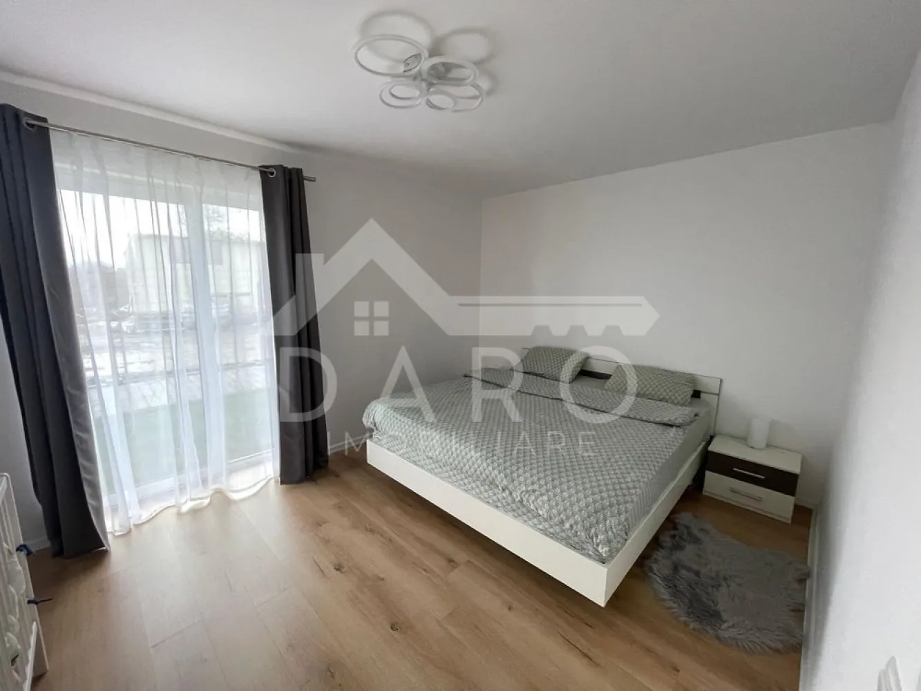 Apartament 2 camere, Unirii, str. Vasile Săbădeanu - AMA RESIDENCE - Apartament cu 2 camere, construcție 2025, în AMA Residence – Târgu Mureș 📍 Str. Vasile Săbădeanu nr. 157 Îți propun spre vânzare sau închiriere un apartament modern, cu 2 camere, situat într-un imobil nou, finalizat în 2025, în complexul AMA Residence. Locuința are o suprafață utilă de 56 mp și este amenajată cu bun gust, complet mobilată pe comandă, fiind ideală atât pentru locuit, cât și pentru spațiu de birouri. ✨ Compartimentare practică și eficientă: ✔ 1 dormitor bine proporționat ✔ living spațios, perfect pentru relaxare ✔ bucătărie separată, complet utilată ✔ baie modernă, cu duș tip walk-in ✔ multiple spații de depozitare realizate pe comandă 🔹 Dotări și finisaje: ✅ încălzire în pardoseală – costuri reduse ✅ geamuri mari – multă lumină naturală ✅ iluminat LED cu 5 moduri de iluminare ✅ mobilier realizat pe comandă ✅ electrocasnice noi Gorenje ✅ plită electrică ✅ cuptor electric ✅ cuptor cu microunde ✅ mașină de spălat vase ✅ mașină de spălat rufe ✅ uscător de rufe 🌿 Apartamentul este situat într-o zonă foarte liniștită, frumos amenajată, cu spații verzi și copaci ornamentali. 📌 Ocupabil imediat! 📞 Pentru detalii și vizionare: 0749 535 729 🤝 Proprietate promovată prin DARO Imobiliare 💰 Te gândești să o cumperi prin credit? Prin Kiwi Finance beneficiezi de: ✔ analiză gratuită a eligibilității ✔ acces la oferte de la peste 12 bănci ✔ negocierea dobânzii în favoarea ta ✔ suport complet până la obținerea creditului }}