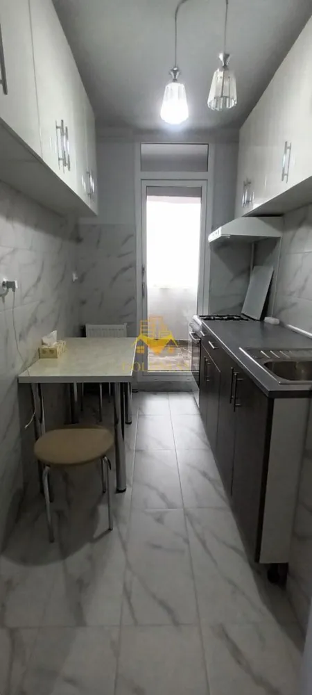 2 camere decomandate, balcon, Manastur, Mehedinti, Minerva, Profi - GOLDNESS Imobiliare vă propune spre închiriere un apartament cu 2 camere complet mobilat și utilat, la etajul 7 într-un imobil de 10 etaje, în Cartierul Manastur . Se poate parca prin zona. Se află în apropierea stațiilor de transport în comun, magazine, restaurante, spații verzi, farmacii, etc. Apartamentul este compartimentat astfel: - dormitor cu pat matrimonial, dressing, noptiere - dormitor cu canapea extensibila, dresing - bucatarie complet utilată și mobilată, loc de servit masa - baie cu cabina de dus, calorifer port prosop și dulap pentru depozitare. - balcon de 5 mp. Imobilul este dotat cu toate cele necesare- centrală proprie, frigider, aragaz, hotă, mașină de spălat haine, etc. Dacă sunteți interesați de acest apartament și doriți să îl vizionați, dar și pentru alte oferte nu ezitați să ne contactați telefonic sau prin e-mail. Vă stăm la dispoziție! Pentru intermediere se percepe un comision de 50% din prețul chiriei! }}