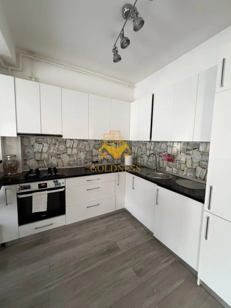 2 camere open space, Bloc nou, Cartierul Europa, Eugen Ionesco, Profi - GOLDNESS Imobiliare vă propune spre închiriere un apartament cu 2 camere complet mobilat și utilat, la etajul 4 într-un imobil de 5 etaje, în Cartierul Europa. Posibilitate de parcare la liber în zona. Se află în apropierea stațiilor de transport în comun, magazine, restaurante, spații verzi, farmacii, etc. Apartamentul este compartimentat astfel: - dormitor cu pat matrimonial, dressing, noptiere - living cu canapea extensibilă - bucătărie open space complet utilată și mobilată, loc de servit masa - baie cu dus walkin, calorifer port prosop și dulap pentru depozitare. - balcon de 5 mp. Imobilul este dotat cu toate cele necesare- centrală proprie, frigider, aragaz, hotă, mașină de spălat haine, etc. Dacă sunteți interesați de acest apartament și doriți să îl vizionați, dar și pentru alte oferte nu ezitați să ne contactați telefonic sau prin e-mail. Vă stăm la dispoziție! Pentru intermediere se percepe un comision de 50% din prețul chiriei! }}