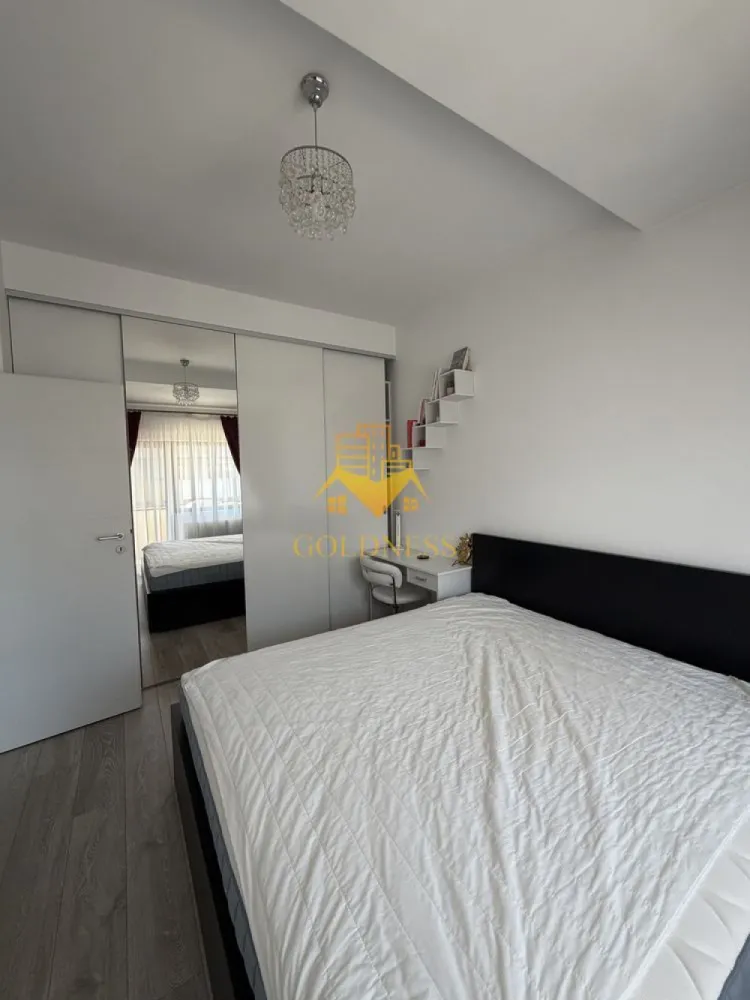 2 camere open space, Bloc nou, Cartierul Europa, Eugen Ionesco, Profi - GOLDNESS Imobiliare vă propune spre închiriere un apartament cu 2 camere complet mobilat și utilat, la etajul 4 într-un imobil de 5 etaje, în Cartierul Europa. Posibilitate de parcare la liber în zona. Se află în apropierea stațiilor de transport în comun, magazine, restaurante, spații verzi, farmacii, etc. Apartamentul este compartimentat astfel: - dormitor cu pat matrimonial, dressing, noptiere - living cu canapea extensibilă - bucătărie open space complet utilată și mobilată, loc de servit masa - baie cu dus walkin, calorifer port prosop și dulap pentru depozitare. - balcon de 5 mp. Imobilul este dotat cu toate cele necesare- centrală proprie, frigider, aragaz, hotă, mașină de spălat haine, etc. Dacă sunteți interesați de acest apartament și doriți să îl vizionați, dar și pentru alte oferte nu ezitați să ne contactați telefonic sau prin e-mail. Vă stăm la dispoziție! Pentru intermediere se percepe un comision de 50% din prețul chiriei! }}