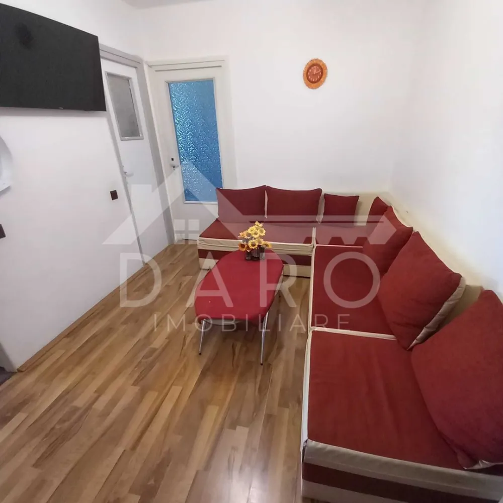 Vand apartame,2 canere - 🏡 Vânzare apartament 2 camere – Dâmbu Pietros | 58 mp Se oferă spre vânzare apartament cu 2 camere, confort 1, situat în cartierul Dâmbu Pietros, la etajul 9 din 10. 📐 Suprafață: 58 mp 📐 Compartimentare practică, cu hol pătrat, oferind un spațiu aerisit și funcțional. Avantaje zonă: 📍 cartier liniștit și bine organizat 📍 numeroase parcuri și spații verzi 📍 magazine alimentare și supermarketuri în apropiere 📍 stații de transport public cu acces rapid către toate zonele orașului 📍 școli și grădinițe în apropiere 📍 farmacii, bănci și servicii utile pentru viața de zi cu zi Ideal pentru locuit sau pentru investiție. 🤝 Proprietate promovată prin DARO Imobiliare 💳 Vrei să cumperi această locuință? Prin Kiwi Finance te ajutăm să obții finanțarea potrivită: ✔ analiză GRATUITĂ a eligibilității ✔ acces la oferte de la peste 12 bănci ✔ negocierea dobânzii în favoarea ta ✔ suport complet până la semnarea contractului 📞 Detalii și vizionări: Coman Maria – DARO Imobiliare & Kiwi Finance 📱 0749 535 729 🔑 DARO Imobiliare – găsim proprietatea potrivită. 💳 Kiwi Finance – obținem creditul pentru a o cumpăra. }}