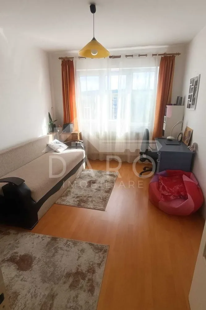 Vand apartame,2 canere - 🏡 Vânzare apartament 2 camere – Dâmbu Pietros | 58 mp Se oferă spre vânzare apartament cu 2 camere, confort 1, situat în cartierul Dâmbu Pietros, la etajul 9 din 10. 📐 Suprafață: 58 mp 📐 Compartimentare practică, cu hol pătrat, oferind un spațiu aerisit și funcțional. Avantaje zonă: 📍 cartier liniștit și bine organizat 📍 numeroase parcuri și spații verzi 📍 magazine alimentare și supermarketuri în apropiere 📍 stații de transport public cu acces rapid către toate zonele orașului 📍 școli și grădinițe în apropiere 📍 farmacii, bănci și servicii utile pentru viața de zi cu zi Ideal pentru locuit sau pentru investiție. 🤝 Proprietate promovată prin DARO Imobiliare 💳 Vrei să cumperi această locuință? Prin Kiwi Finance te ajutăm să obții finanțarea potrivită: ✔ analiză GRATUITĂ a eligibilității ✔ acces la oferte de la peste 12 bănci ✔ negocierea dobânzii în favoarea ta ✔ suport complet până la semnarea contractului 📞 Detalii și vizionări: Coman Maria – DARO Imobiliare & Kiwi Finance 📱 0749 535 729 🔑 DARO Imobiliare – găsim proprietatea potrivită. 💳 Kiwi Finance – obținem creditul pentru a o cumpăra. }}