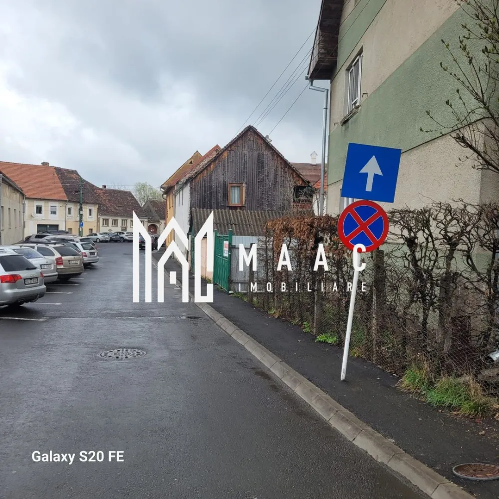 Cisnadie I Central I Casa de renovat I 500 mp teren - MAAC Imobiliare ca ofera spre vanzare Central, la 50 metri de piata din Cisnădie, casa cu o suprafata utila de 98 metri patrati si 500 metri patrati de teren curte momentan aranjata ca si graduna de legume. Exista acces auto pana la casa, dar si un garaj inchis cu usi metalice. Pentru mai multe detalii precizati telefonic ca ati vazut anuntul cu ID CP3015346 }}