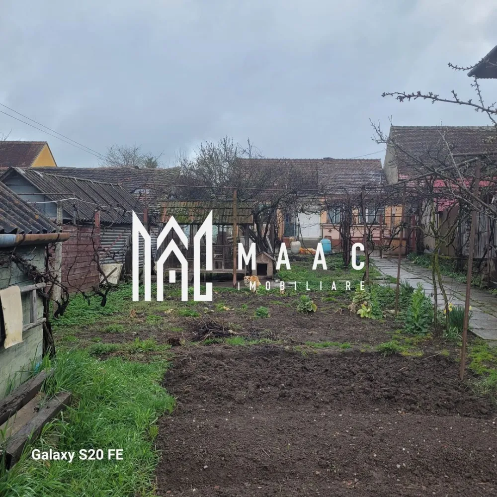 Cisnadie I Central I Casa de renovat I 500 mp teren - MAAC Imobiliare ca ofera spre vanzare Central, la 50 metri de piata din Cisnădie, casa cu o suprafata utila de 98 metri patrati si 500 metri patrati de teren curte momentan aranjata ca si graduna de legume. Exista acces auto pana la casa, dar si un garaj inchis cu usi metalice. Pentru mai multe detalii precizati telefonic ca ati vazut anuntul cu ID CP3015346 }}