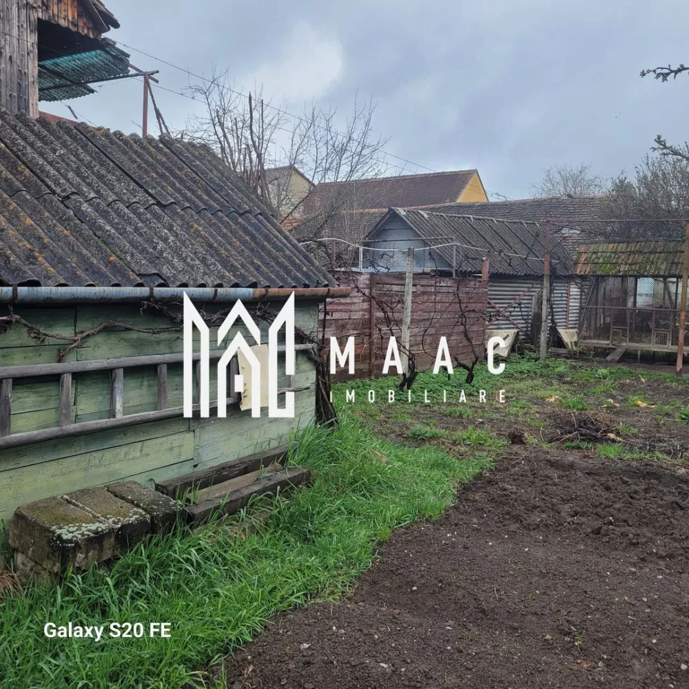 Cisnadie I Central I Casa de renovat I 500 mp teren - MAAC Imobiliare ca ofera spre vanzare Central, la 50 metri de piata din Cisnădie, casa cu o suprafata utila de 98 metri patrati si 500 metri patrati de teren curte momentan aranjata ca si graduna de legume. Exista acces auto pana la casa, dar si un garaj inchis cu usi metalice. Pentru mai multe detalii precizati telefonic ca ati vazut anuntul cu ID CP3015346 }}