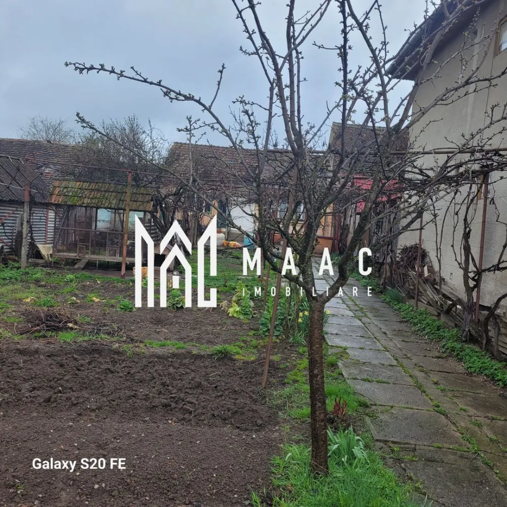 Cisnadie I Central I Casa de renovat I 500 mp teren - MAAC Imobiliare ca ofera spre vanzare Central, la 50 metri de piata din Cisnădie, casa cu o suprafata utila de 98 metri patrati si 500 metri patrati de teren curte momentan aranjata ca si graduna de legume. Exista acces auto pana la casa, dar si un garaj inchis cu usi metalice. Pentru mai multe detalii precizati telefonic ca ati vazut anuntul cu ID CP3015346 }}