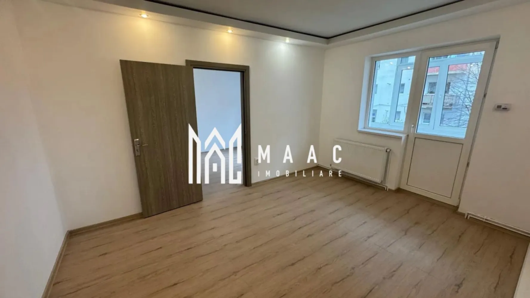 Apartament 3 Camere I ETAJ 1 I La cheie I Rahovei - Maac Imobiliare prezintă spre vânzare un apartament cu 3 camere, situat în cartierul Rahovei, o zonă apreciată pentru accesibilitate și facilități. Locuința este compartimentată semidecomandat și este poziționată la etajul 1 din 4, oferind un echilibru ideal între confort și accesibilitate. Apartamentul se vinde nemobilat și neutilat, fiind disponibil imediat, ceea ce îți oferă libertatea de a-l amenaja după propriul stil și preferințe. Compartimentare: Living 2 dormitoare Bucătărie Baie cu geam de aerisire Hol Balcon Avantaje: Poziționare excelentă, în apropiere de magazine, școli și mijloace de transport în comun Etaj intermediar, ideal pentru confort termic și acces facil Spațiu luminos și bine compartimentat Posibilitate de amenajare după propriul gust Potrivit atât pentru locuință personală, cât și pentru investiție Disponibil pentru mutare imediată O oportunitate bună într-o zonă căutată din Sibiu. Pentru informații suplimentare și programarea unei vizionări, menționează codul de proprietate: CP3023652. }}