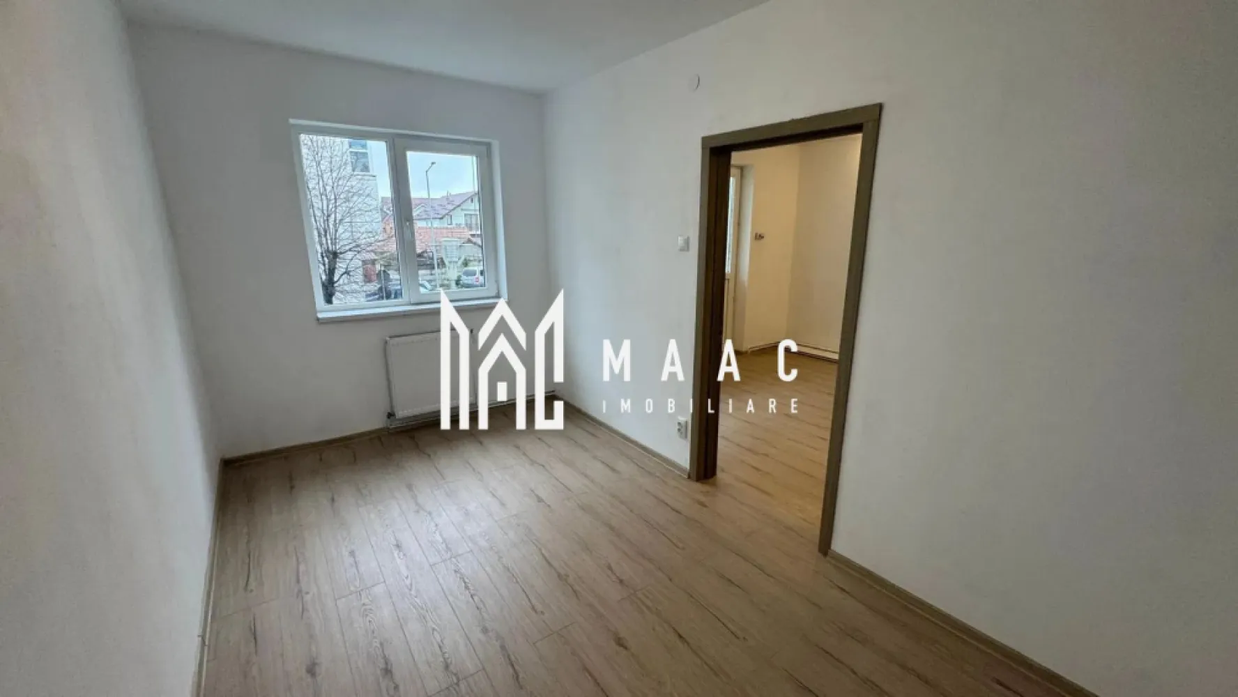 Apartament 3 Camere I ETAJ 1 I La cheie I Rahovei - Maac Imobiliare prezintă spre vânzare un apartament cu 3 camere, situat în cartierul Rahovei, o zonă apreciată pentru accesibilitate și facilități. Locuința este compartimentată semidecomandat și este poziționată la etajul 1 din 4, oferind un echilibru ideal între confort și accesibilitate. Apartamentul se vinde nemobilat și neutilat, fiind disponibil imediat, ceea ce îți oferă libertatea de a-l amenaja după propriul stil și preferințe. Compartimentare: Living 2 dormitoare Bucătărie Baie cu geam de aerisire Hol Balcon Avantaje: Poziționare excelentă, în apropiere de magazine, școli și mijloace de transport în comun Etaj intermediar, ideal pentru confort termic și acces facil Spațiu luminos și bine compartimentat Posibilitate de amenajare după propriul gust Potrivit atât pentru locuință personală, cât și pentru investiție Disponibil pentru mutare imediată O oportunitate bună într-o zonă căutată din Sibiu. Pentru informații suplimentare și programarea unei vizionări, menționează codul de proprietate: CP3023652. }}