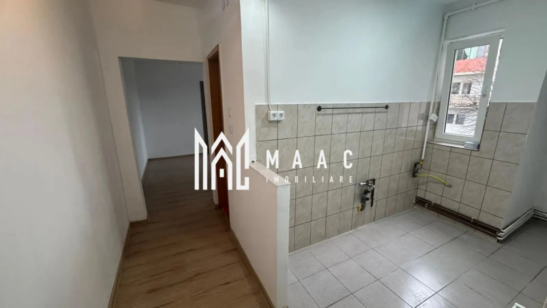 Apartament 3 Camere I ETAJ 1 I La cheie I Rahovei - Maac Imobiliare prezintă spre vânzare un apartament cu 3 camere, situat în cartierul Rahovei, o zonă apreciată pentru accesibilitate și facilități. Locuința este compartimentată semidecomandat și este poziționată la etajul 1 din 4, oferind un echilibru ideal între confort și accesibilitate. Apartamentul se vinde nemobilat și neutilat, fiind disponibil imediat, ceea ce îți oferă libertatea de a-l amenaja după propriul stil și preferințe. Compartimentare: Living 2 dormitoare Bucătărie Baie cu geam de aerisire Hol Balcon Avantaje: Poziționare excelentă, în apropiere de magazine, școli și mijloace de transport în comun Etaj intermediar, ideal pentru confort termic și acces facil Spațiu luminos și bine compartimentat Posibilitate de amenajare după propriul gust Potrivit atât pentru locuință personală, cât și pentru investiție Disponibil pentru mutare imediată O oportunitate bună într-o zonă căutată din Sibiu. Pentru informații suplimentare și programarea unei vizionări, menționează codul de proprietate: CP3023652. }}