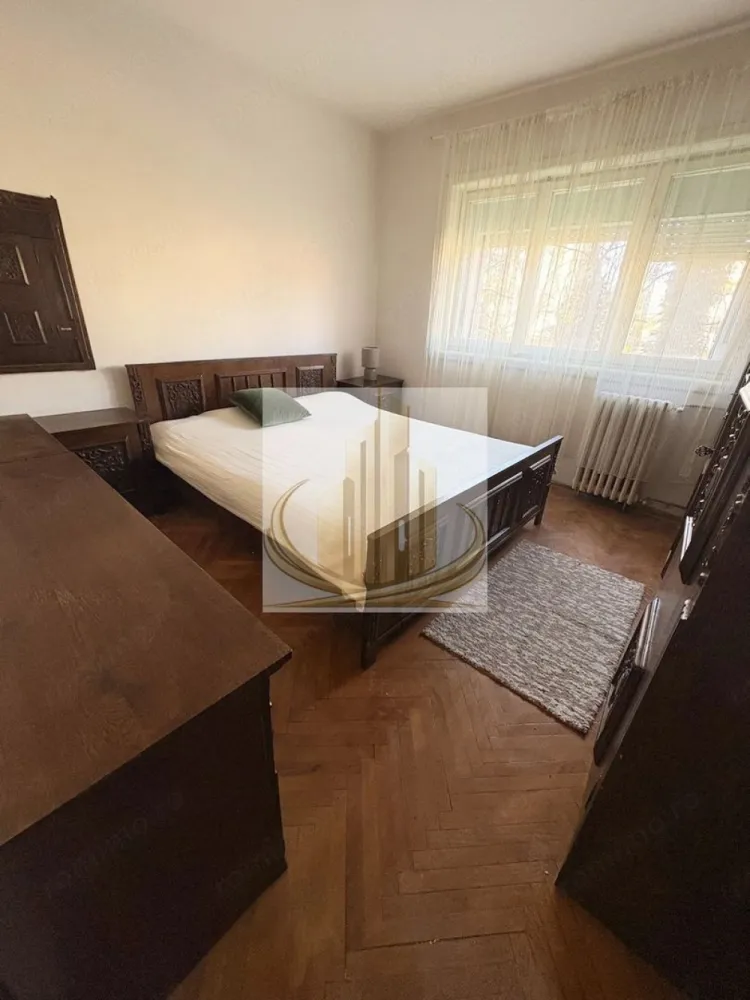 Apartament Calea Lipovei - 🏡 Grandmobilis Imobiliare vă propune spre închiriere un apartament luminos în Calea Lipovei ✨ Apartament primitor în Calea Lipovei – locație excelentă! ✨ Vă prezentăm spre închiriere un apartament decomandat, foarte luminos, situat la etajul 1 din 4, într-o zonă liniștită și bine conectată. 🏠 Caracteristici: • Compartimentare decomandată • Luminozitate naturală pe tot parcursul zilei • Mobilier din lemn masiv de foarte bună calitate • Ușă metalică pentru siguranță sporită 📍 Locație: • Acces rapid la mijloace de transport în comun • La doar câteva minute de Iulius Mall • Aproape de magazine, școli și alte puncte de interes 💡 Ideal pentru persoane care își doresc confort, liniște și acces facil către principalele puncte ale orașului. 📞 Pentru mai multe detalii sau pentru programarea unei vizionări, vă stăm cu drag la dispoziție! ID intern: CP3023548 }}