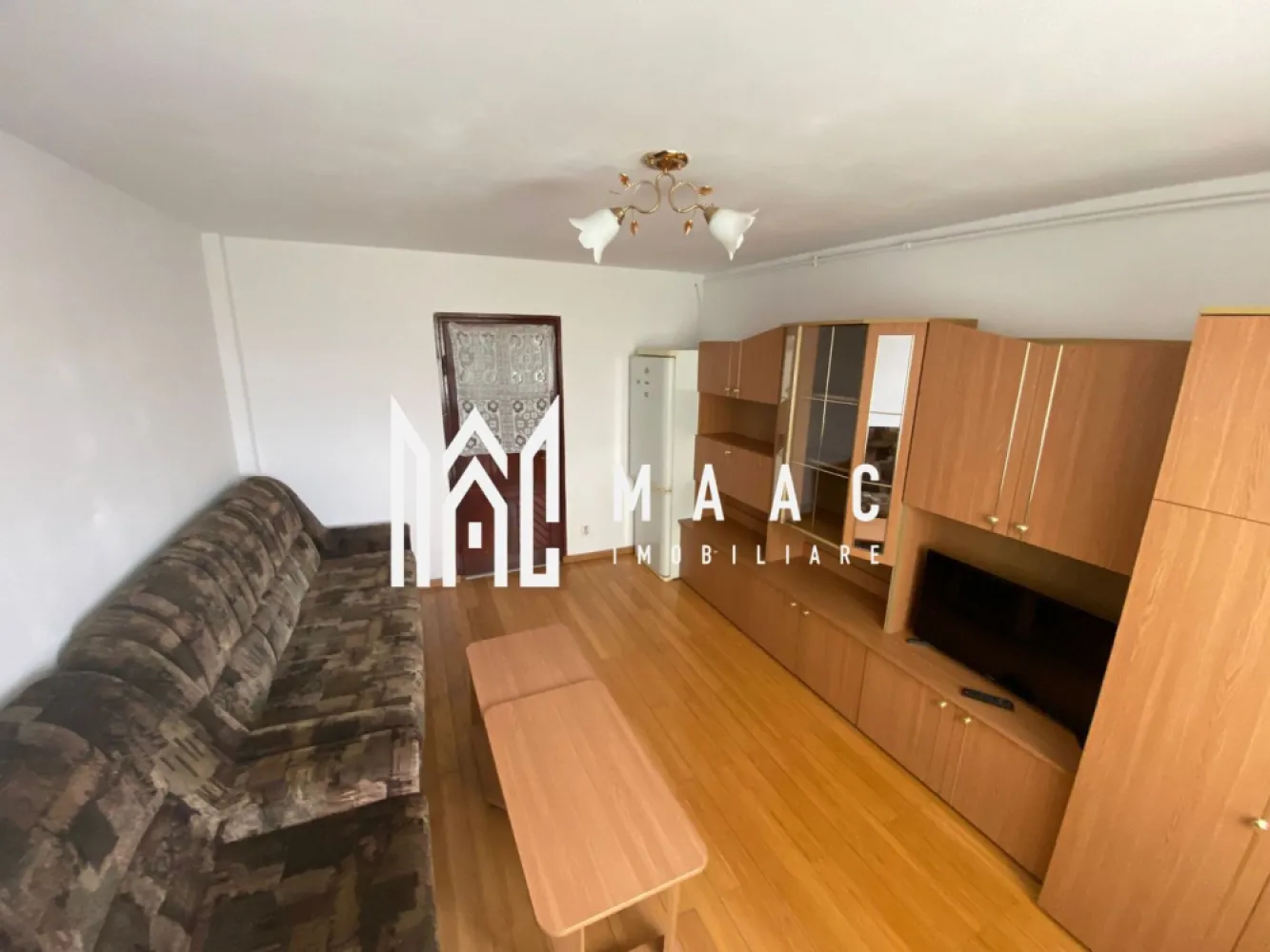 Garsonieră | Mobilată și utilată | Lazaret - Maac Imobiliare prezintă spre vânzare o garsonieră confortabilă, ideală pentru o persoană singură sau un cuplu, situată în zona Lazaret – Compa, o locație apreciată pentru accesibilitate și liniște. Locuința dispune de o suprafață utilă de 22 mp, fiind eficient compartimentată pentru a oferi un spațiu practic și ușor de întreținut. Se vinde complet mobilată și utilată, fiind pregătită pentru mutare imediată, fără investiții suplimentare. Zona oferă acces rapid către mijloace de transport în comun, magazine și alte puncte de interes, fiind potrivită atât pentru locuit, cât și pentru investiție. Avantaje: compartimentare eficientă mobilată și utilată complet zonă liniștită și bine conectată ideală pentru locuit sau investiție Pentru mai multe informații, vă rugăm să specificați că ați văzut anunțul cu ID: CP3022665. }}