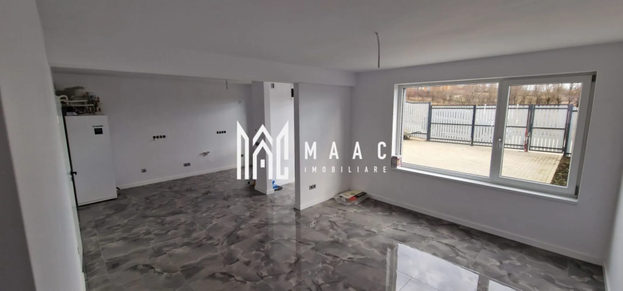 Casă înșiruită I P+E+M I 120 mpu I Curte 80 mp I Cristian - MAAC Imobiliare propune pentru achiziție o proprietate care face parte dintr-un rând de case înșiruite, amplasate la intrarea în localitatea Cristian. Construcția este realizată din cărămidă, pe fundație de beton, cu planșeu între etaje și scări din beton, acoperiș din structură ușoară de cherestea, izolat cu vata minerală, și izolație exterioară cu polistiren de 10 cm. An construcție: 2025. Compartimentare Parter: living cu bucătărie open space, baie, debara, casa scării Etaj: 2 dormitoare, baie, debara, hol Mansardă: 2 camere ce pot fi utilizate ca dormitoare, spații de joacă, birou, activități Curtea liberă are 80 mp, cu acces auto pentru 2 mașini. Dotări și utilități utilități: apă, canal, curent, fără gaz confort termic și apă caldă asigurate de pompa de căldură încălzire în pardoseală Casa se predă la stadiul de cheie, cu toate instalațiile finalizate și funcționale, pereți zugrăviți, podele finisate, obiecte sanitare instalate, uși interioare montate. Proprietatea este situată la intrarea în Cristian, într-un ambient plăcut, cu priveliste către vârfurile muntoase și acces facil. Pentru mai multe detalii, contactați MAAC Imobiliare, specificând ID CP3023462. }}