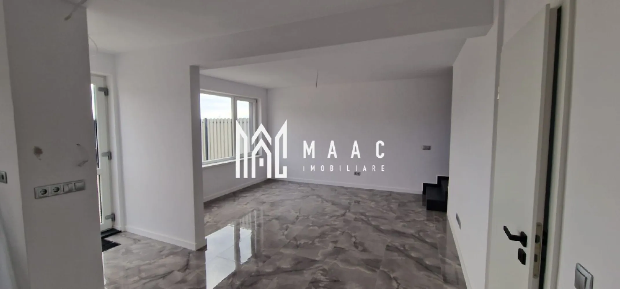 Casă înșiruită I P+E+M I 120 mpu I Curte 80 mp I Cristian - MAAC Imobiliare propune pentru achiziție o proprietate care face parte dintr-un rând de case înșiruite, amplasate la intrarea în localitatea Cristian. Construcția este realizată din cărămidă, pe fundație de beton, cu planșeu între etaje și scări din beton, acoperiș din structură ușoară de cherestea, izolat cu vata minerală, și izolație exterioară cu polistiren de 10 cm. An construcție: 2025. Compartimentare Parter: living cu bucătărie open space, baie, debara, casa scării Etaj: 2 dormitoare, baie, debara, hol Mansardă: 2 camere ce pot fi utilizate ca dormitoare, spații de joacă, birou, activități Curtea liberă are 80 mp, cu acces auto pentru 2 mașini. Dotări și utilități utilități: apă, canal, curent, fără gaz confort termic și apă caldă asigurate de pompa de căldură încălzire în pardoseală Casa se predă la stadiul de cheie, cu toate instalațiile finalizate și funcționale, pereți zugrăviți, podele finisate, obiecte sanitare instalate, uși interioare montate. Proprietatea este situată la intrarea în Cristian, într-un ambient plăcut, cu priveliste către vârfurile muntoase și acces facil. Pentru mai multe detalii, contactați MAAC Imobiliare, specificând ID CP3023462. }}