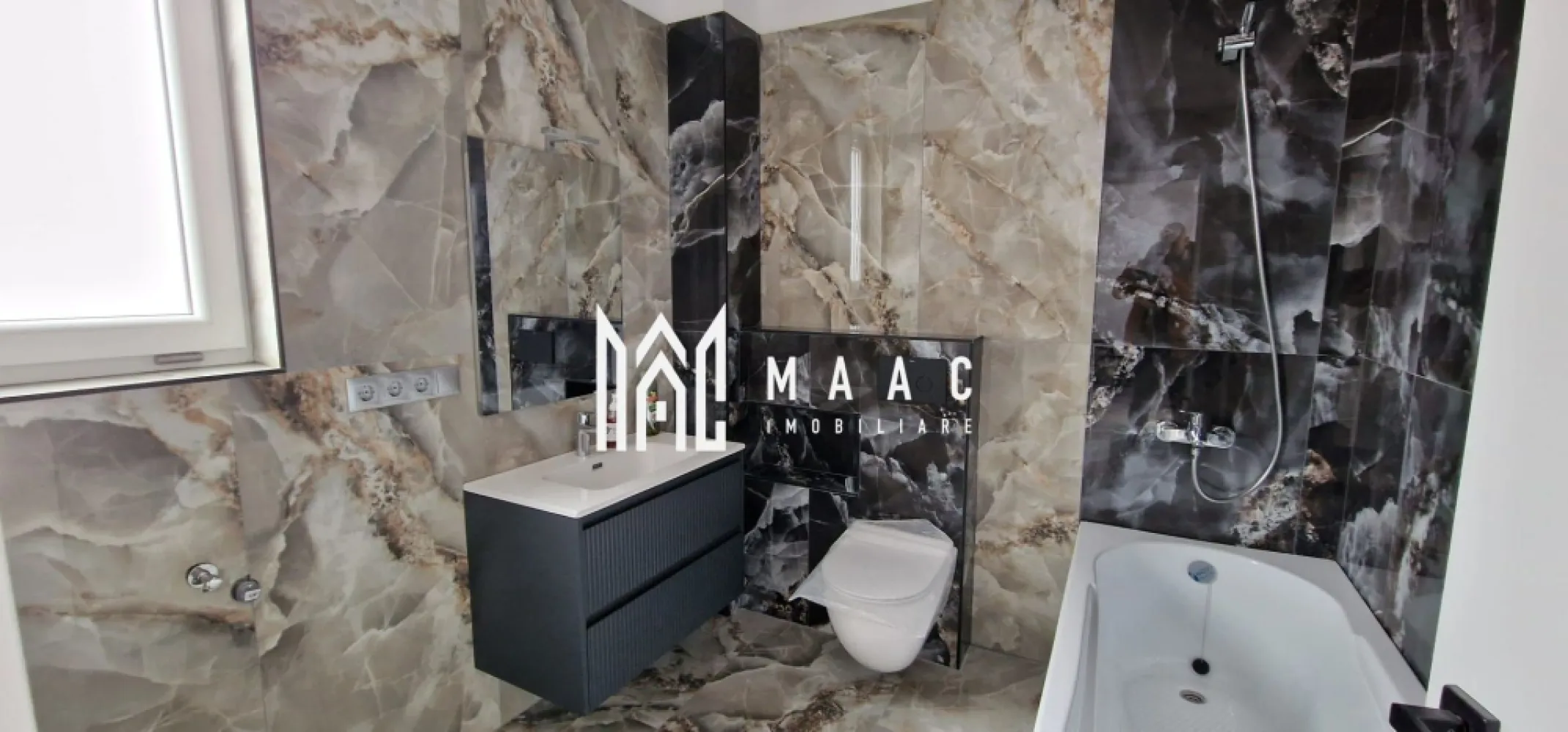 Casă înșiruită I P+E+M I 120 mpu I Curte 80 mp I Cristian - MAAC Imobiliare propune pentru achiziție o proprietate care face parte dintr-un rând de case înșiruite, amplasate la intrarea în localitatea Cristian. Construcția este realizată din cărămidă, pe fundație de beton, cu planșeu între etaje și scări din beton, acoperiș din structură ușoară de cherestea, izolat cu vata minerală, și izolație exterioară cu polistiren de 10 cm. An construcție: 2025. Compartimentare Parter: living cu bucătărie open space, baie, debara, casa scării Etaj: 2 dormitoare, baie, debara, hol Mansardă: 2 camere ce pot fi utilizate ca dormitoare, spații de joacă, birou, activități Curtea liberă are 80 mp, cu acces auto pentru 2 mașini. Dotări și utilități utilități: apă, canal, curent, fără gaz confort termic și apă caldă asigurate de pompa de căldură încălzire în pardoseală Casa se predă la stadiul de cheie, cu toate instalațiile finalizate și funcționale, pereți zugrăviți, podele finisate, obiecte sanitare instalate, uși interioare montate. Proprietatea este situată la intrarea în Cristian, într-un ambient plăcut, cu priveliste către vârfurile muntoase și acces facil. Pentru mai multe detalii, contactați MAAC Imobiliare, specificând ID CP3023462. }}