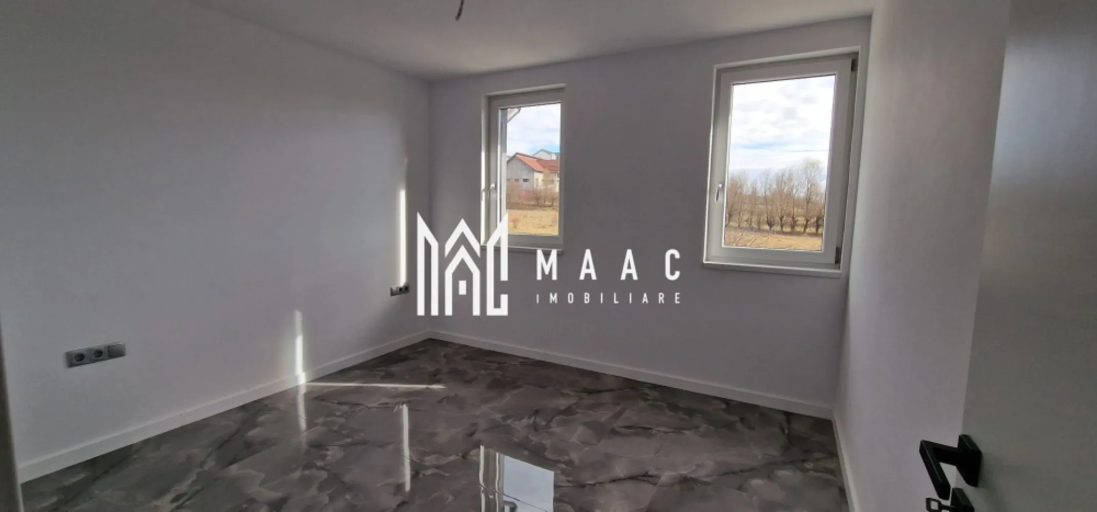 Casă înșiruită I P+E+M I 120 mpu I Curte 80 mp I Cristian - MAAC Imobiliare propune pentru achiziție o proprietate care face parte dintr-un rând de case înșiruite, amplasate la intrarea în localitatea Cristian. Construcția este realizată din cărămidă, pe fundație de beton, cu planșeu între etaje și scări din beton, acoperiș din structură ușoară de cherestea, izolat cu vata minerală, și izolație exterioară cu polistiren de 10 cm. An construcție: 2025. Compartimentare Parter: living cu bucătărie open space, baie, debara, casa scării Etaj: 2 dormitoare, baie, debara, hol Mansardă: 2 camere ce pot fi utilizate ca dormitoare, spații de joacă, birou, activități Curtea liberă are 80 mp, cu acces auto pentru 2 mașini. Dotări și utilități utilități: apă, canal, curent, fără gaz confort termic și apă caldă asigurate de pompa de căldură încălzire în pardoseală Casa se predă la stadiul de cheie, cu toate instalațiile finalizate și funcționale, pereți zugrăviți, podele finisate, obiecte sanitare instalate, uși interioare montate. Proprietatea este situată la intrarea în Cristian, într-un ambient plăcut, cu priveliste către vârfurile muntoase și acces facil. Pentru mai multe detalii, contactați MAAC Imobiliare, specificând ID CP3023462. }}
