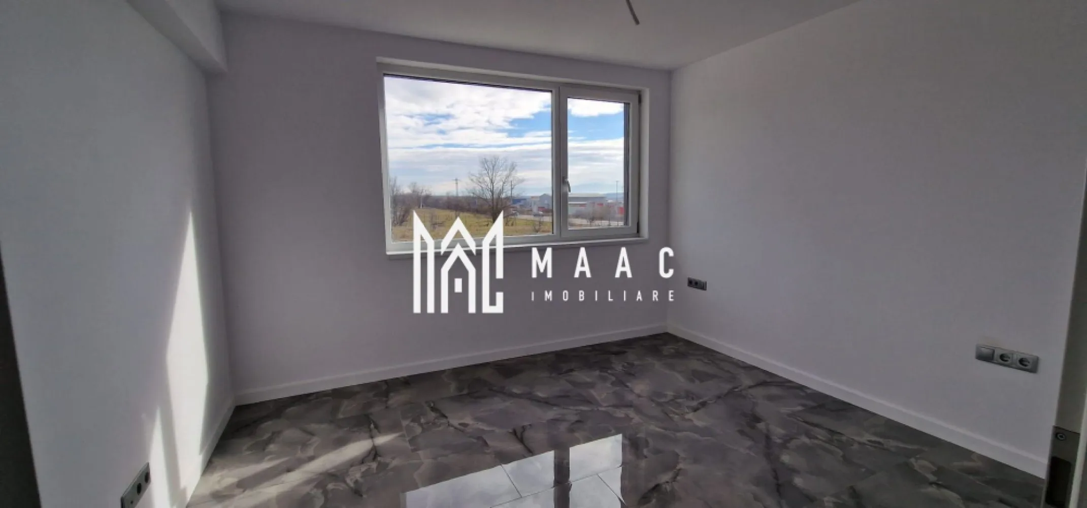 Casă înșiruită I P+E+M I 120 mpu I Curte 80 mp I Cristian - MAAC Imobiliare propune pentru achiziție o proprietate care face parte dintr-un rând de case înșiruite, amplasate la intrarea în localitatea Cristian. Construcția este realizată din cărămidă, pe fundație de beton, cu planșeu între etaje și scări din beton, acoperiș din structură ușoară de cherestea, izolat cu vata minerală, și izolație exterioară cu polistiren de 10 cm. An construcție: 2025. Compartimentare Parter: living cu bucătărie open space, baie, debara, casa scării Etaj: 2 dormitoare, baie, debara, hol Mansardă: 2 camere ce pot fi utilizate ca dormitoare, spații de joacă, birou, activități Curtea liberă are 80 mp, cu acces auto pentru 2 mașini. Dotări și utilități utilități: apă, canal, curent, fără gaz confort termic și apă caldă asigurate de pompa de căldură încălzire în pardoseală Casa se predă la stadiul de cheie, cu toate instalațiile finalizate și funcționale, pereți zugrăviți, podele finisate, obiecte sanitare instalate, uși interioare montate. Proprietatea este situată la intrarea în Cristian, într-un ambient plăcut, cu priveliste către vârfurile muntoase și acces facil. Pentru mai multe detalii, contactați MAAC Imobiliare, specificând ID CP3023462. }}