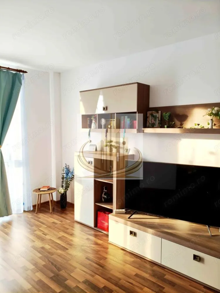 Apartament 2 camere, zona Kaufland, Dumbravita - Grand Mobilis Imobiliare vă propune spre vânzare un apartament cu 2 camere, situat în Dumbrăvița, foarte aproape de Timișoara, într-o zonă bine conectată și apreciată. Proprietatea este amplasată la etajul 2 al unui imobil cu regim de înălțime P+2E, construit în anul 2017, și beneficiază de o suprafață utilă de 49,5 mp, la care se adaugă un balcon de 4,6 mp. Compartimentare: Hol Baie Dormitor cu acces la balcon Living open space cu bucătărie Apartamentul se vinde complet mobilat și utilat, fiind pregătit pentru mutare imediată. Dotări și beneficii: Centrală termică în condensare, nouă Încălzire în pardoseală Loc de parcare inclus Bloc cu curte comună și spațiu verde Localizarea este un mare avantaj, cu acces rapid către Timișoara și în apropierea numeroaselor puncte de interes: stație de transport în comun, magazine (Profi, Mega Image), brutărie, precum și centre comerciale precum Auchan, Selgros și Hornbach, toate aflate la distanțe foarte mici. Această proprietate este ideală atât pentru un cuplu sau o persoană singură, cât și pentru investiție, datorită poziționării excelente și facilităților din zonă. Pentru mai multe detalii sau programarea unei vizionări, echipa Grand Mobilis Imobiliare vă stă la dispoziție. ID Intern: CP3023737 }}